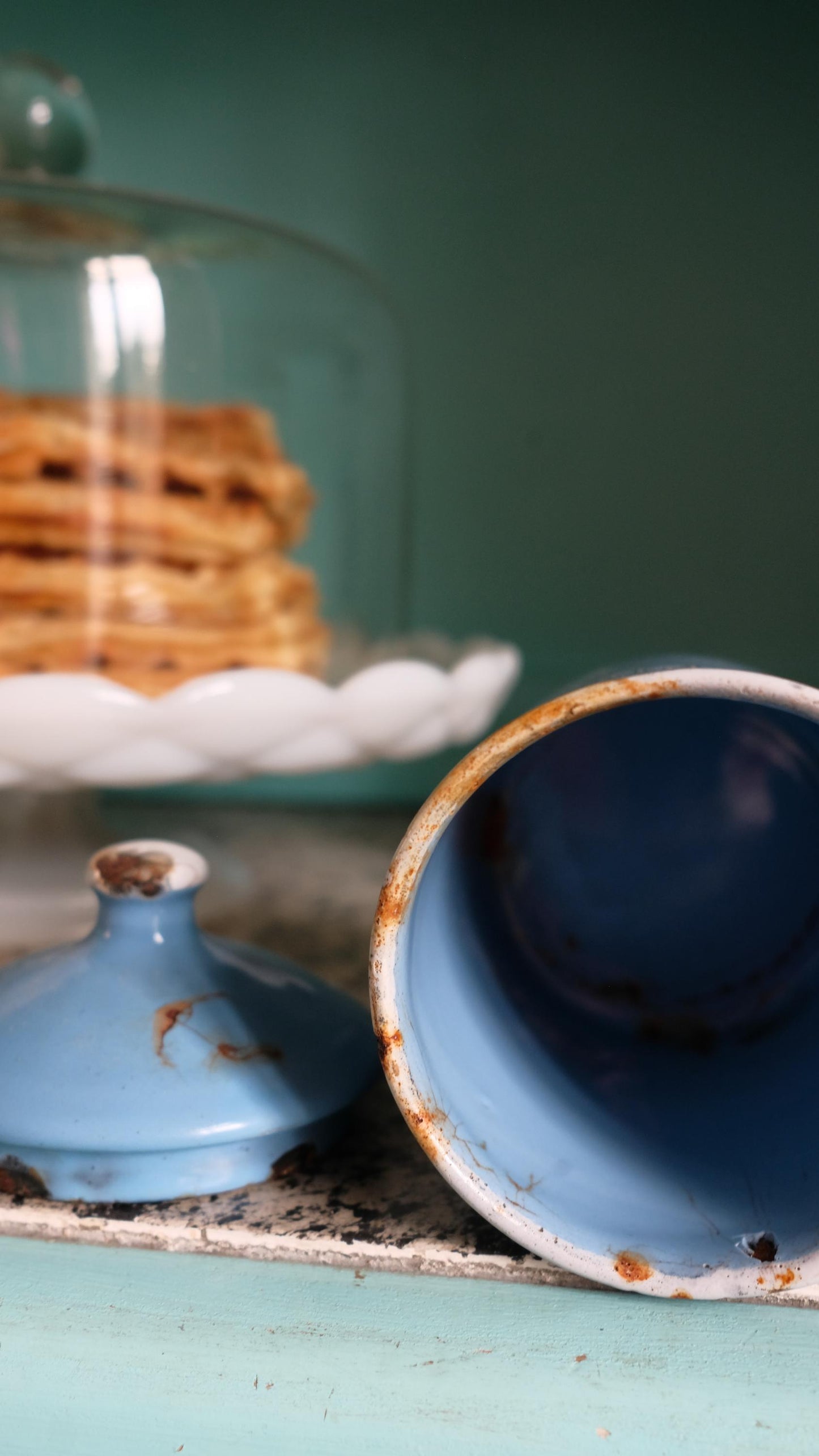 Pot à épices vintage en tôle émaillée fabriqué en Belgique