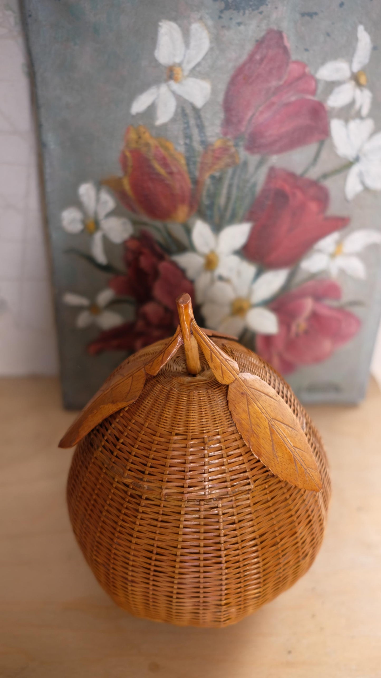 Panier en osier vintage en forme de poire