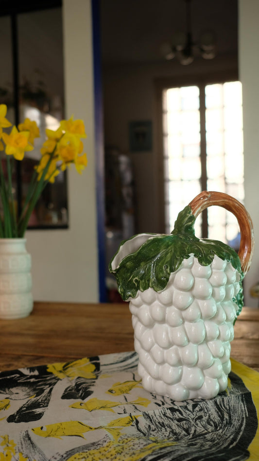 Pichet Bassano en barbotine vintage en forme de grappe de raisins