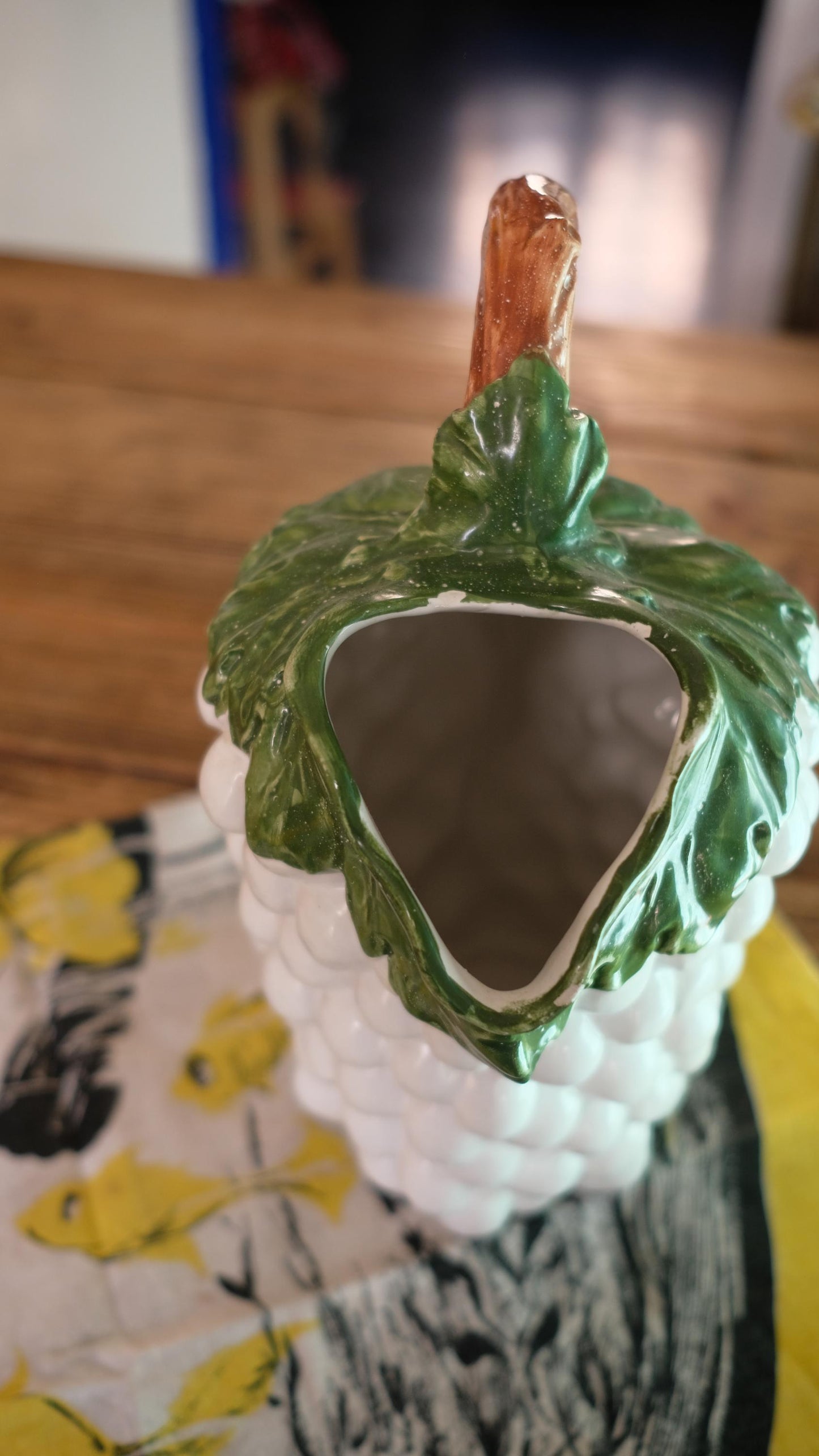 Pichet Bassano en barbotine vintage en forme de grappe de raisins