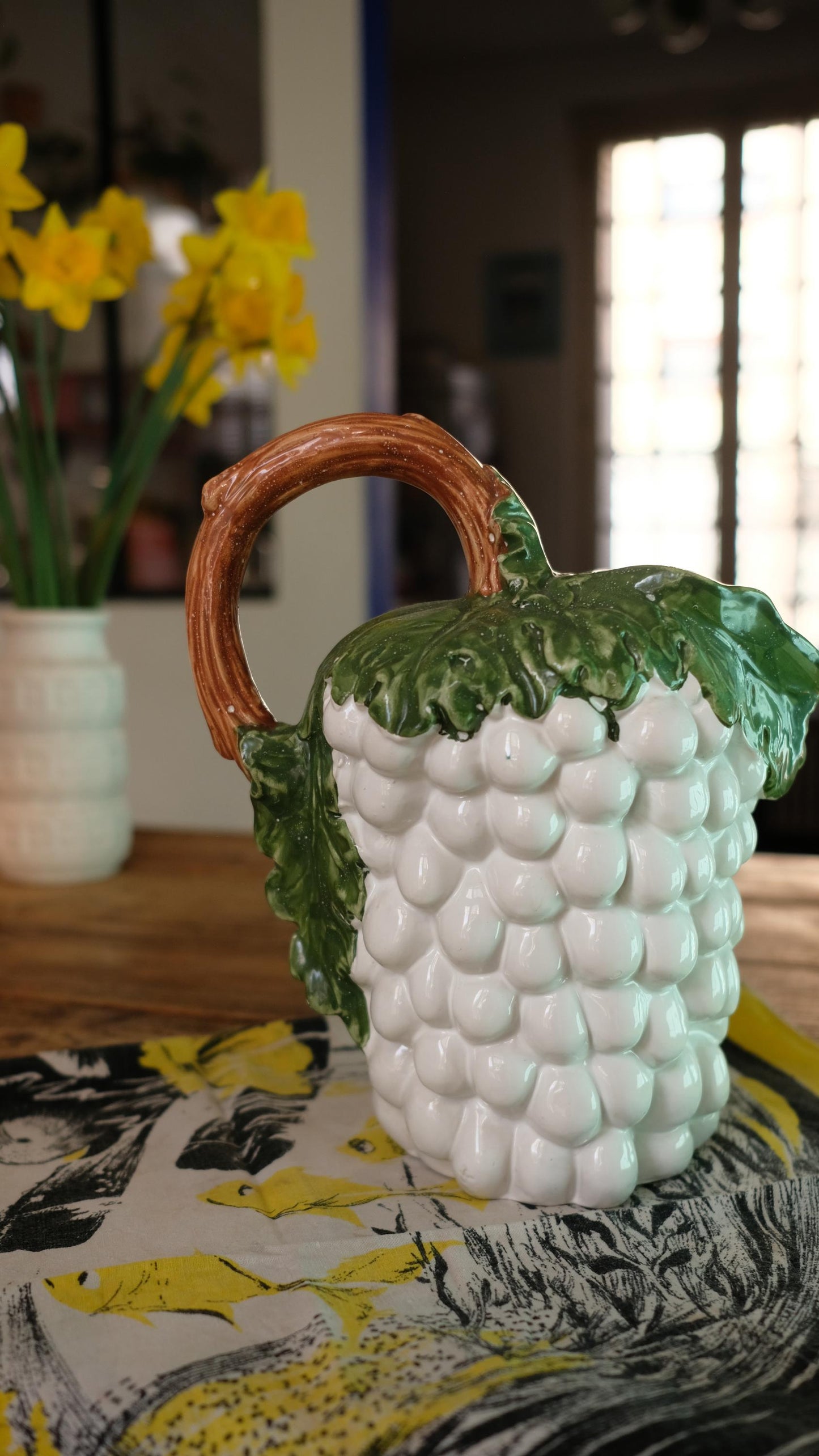 Pichet Bassano en barbotine vintage en forme de grappe de raisins