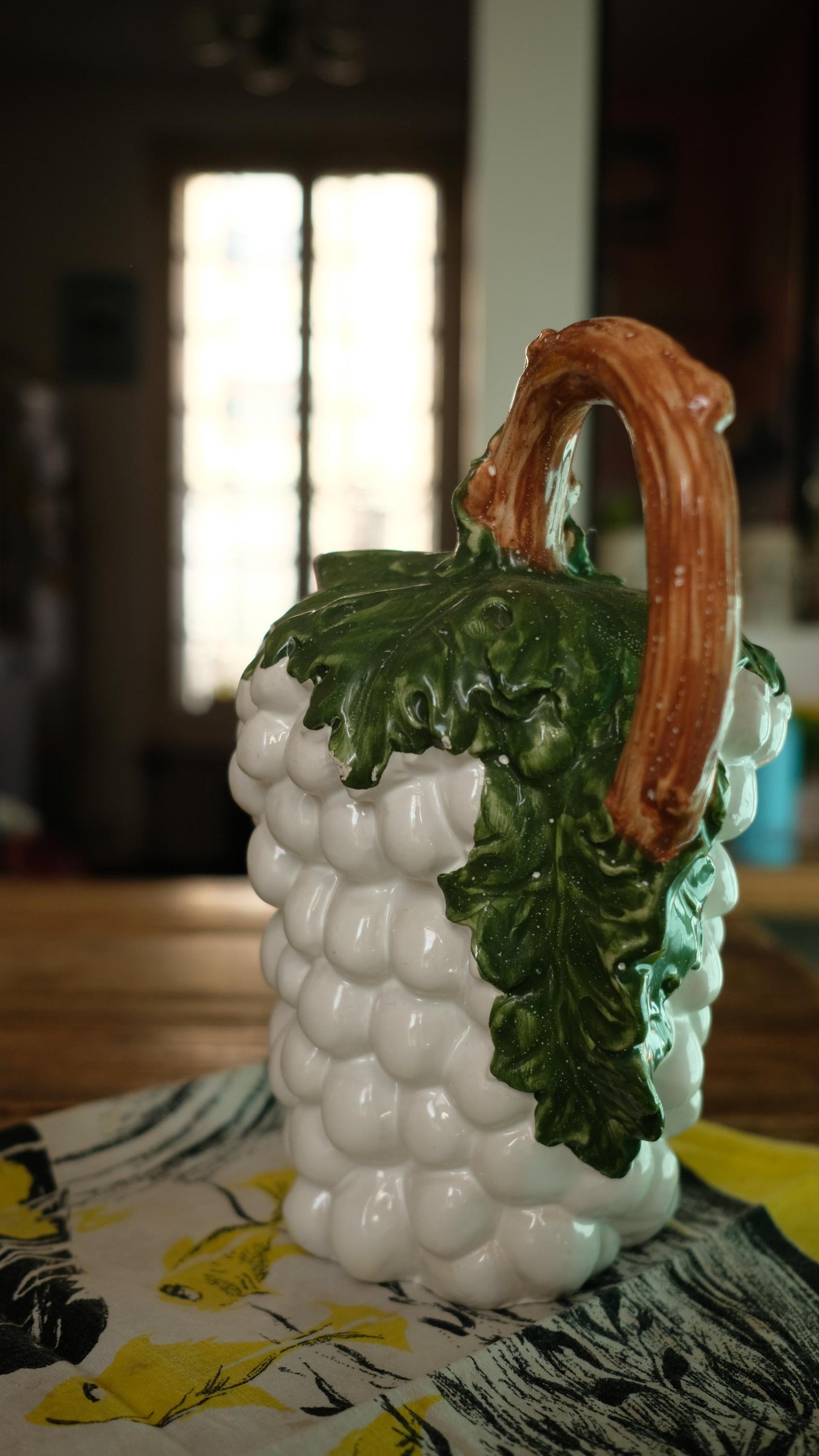 Pichet Bassano en barbotine vintage en forme de grappe de raisins