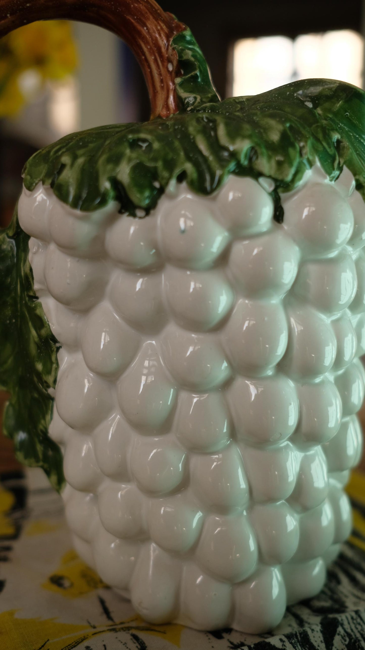 Pichet Bassano en barbotine vintage en forme de grappe de raisins