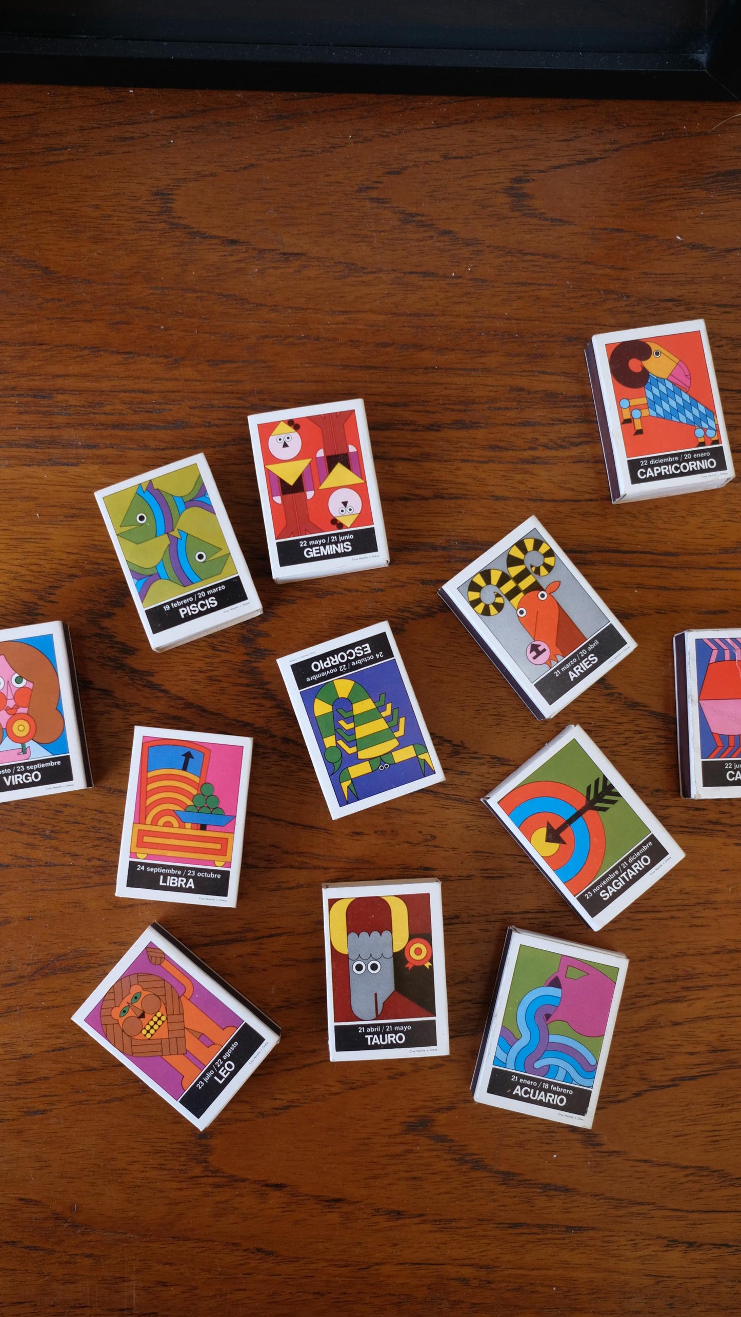 Collection de douze boîtes d'allumettes vintage illustrées par Cruz Novillo représentant les 12 signes astrologiques