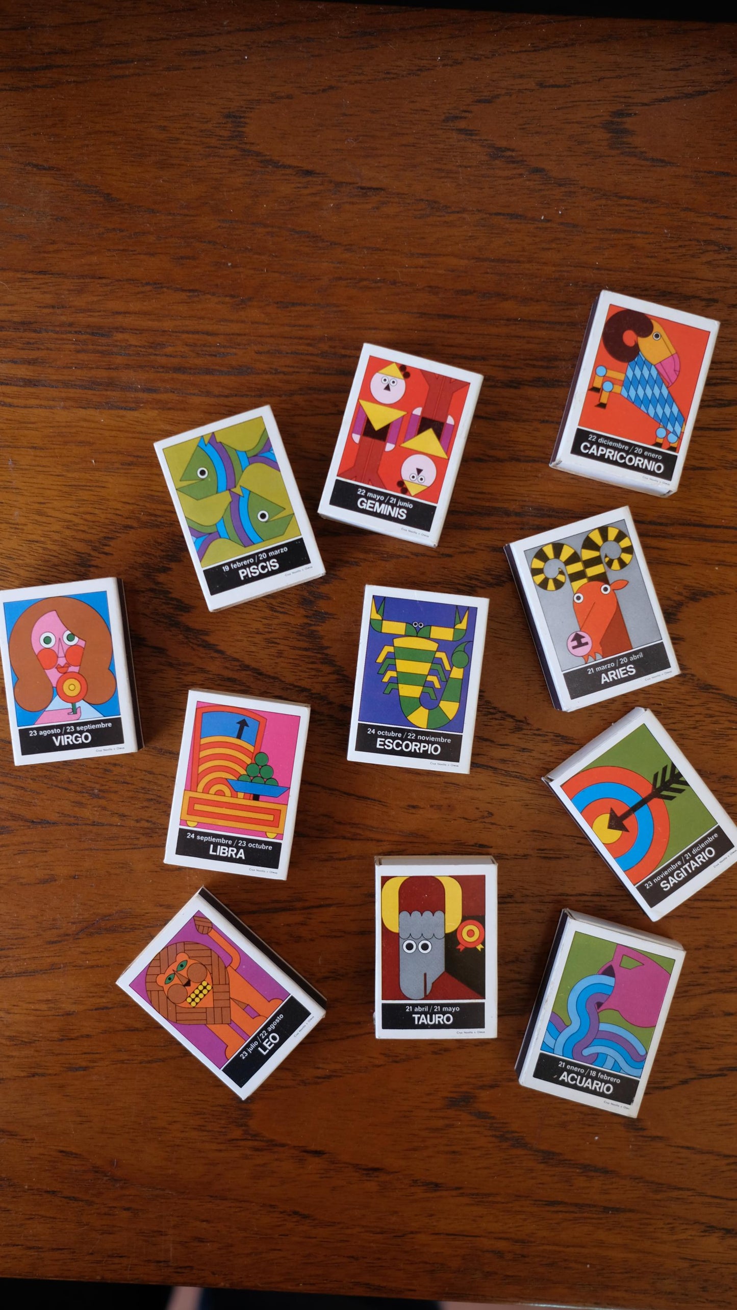 Collection de douze boîtes d'allumettes vintage illustrées par Cruz Novillo représentant les 12 signes astrologiques