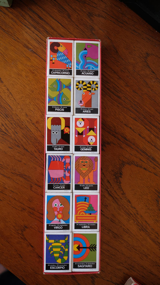 Collection de douze boîtes d'allumettes vintage illustrées par Cruz Novillo représentant les 12 signes astrologiques