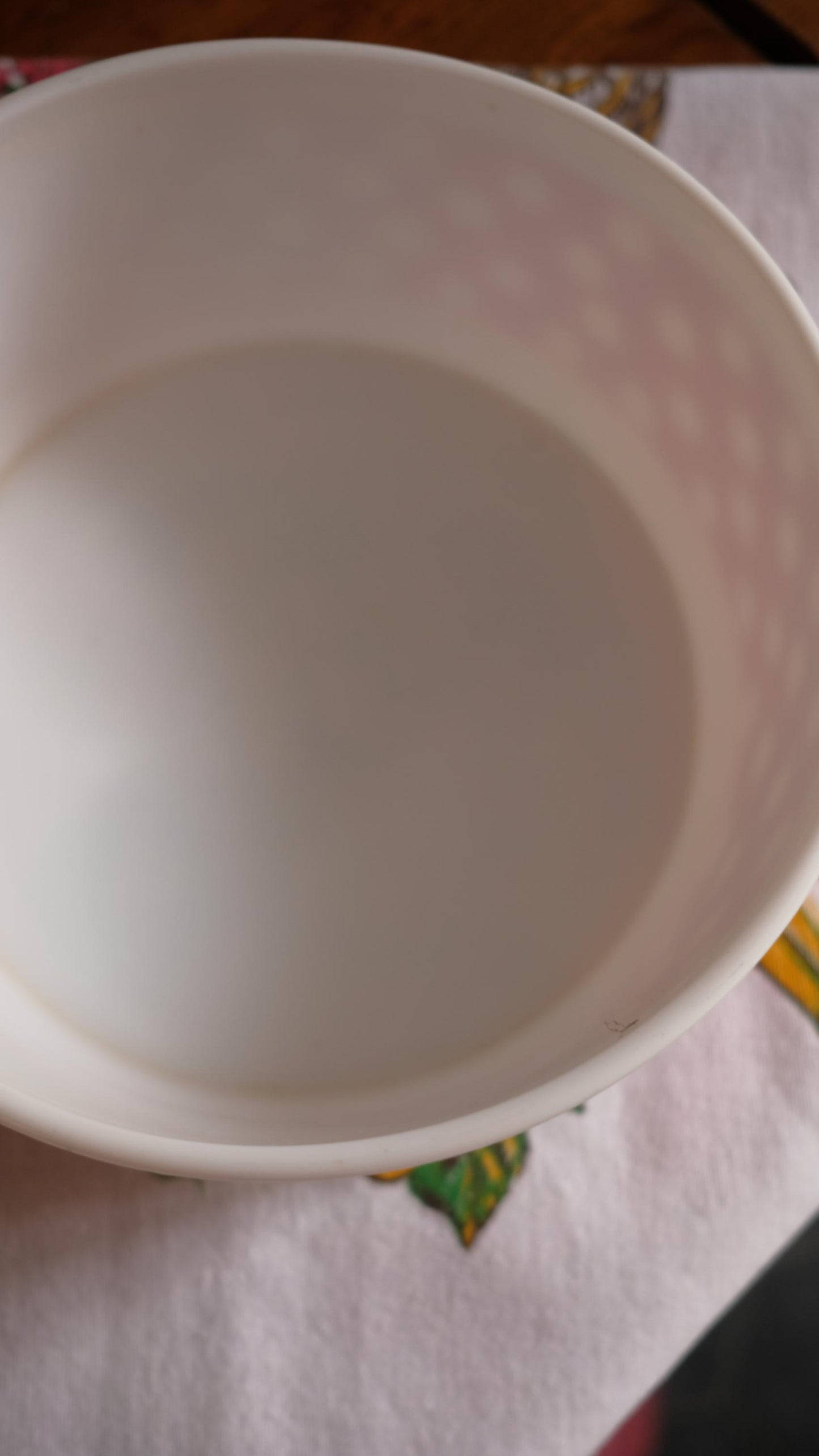 Saladier en arcopal vintage à pois