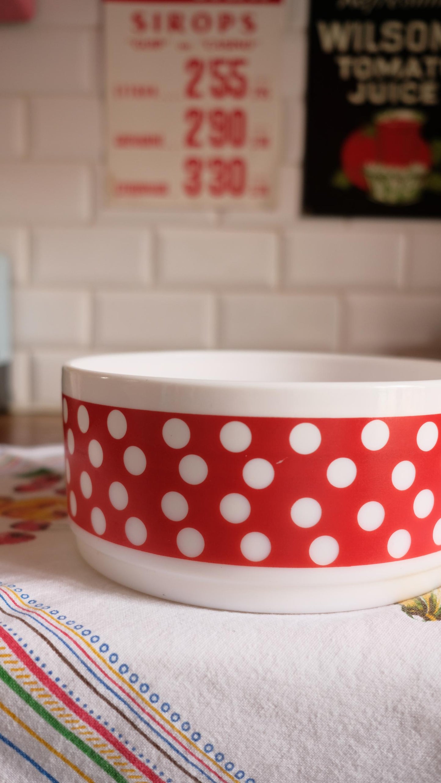 Saladier en arcopal vintage à pois