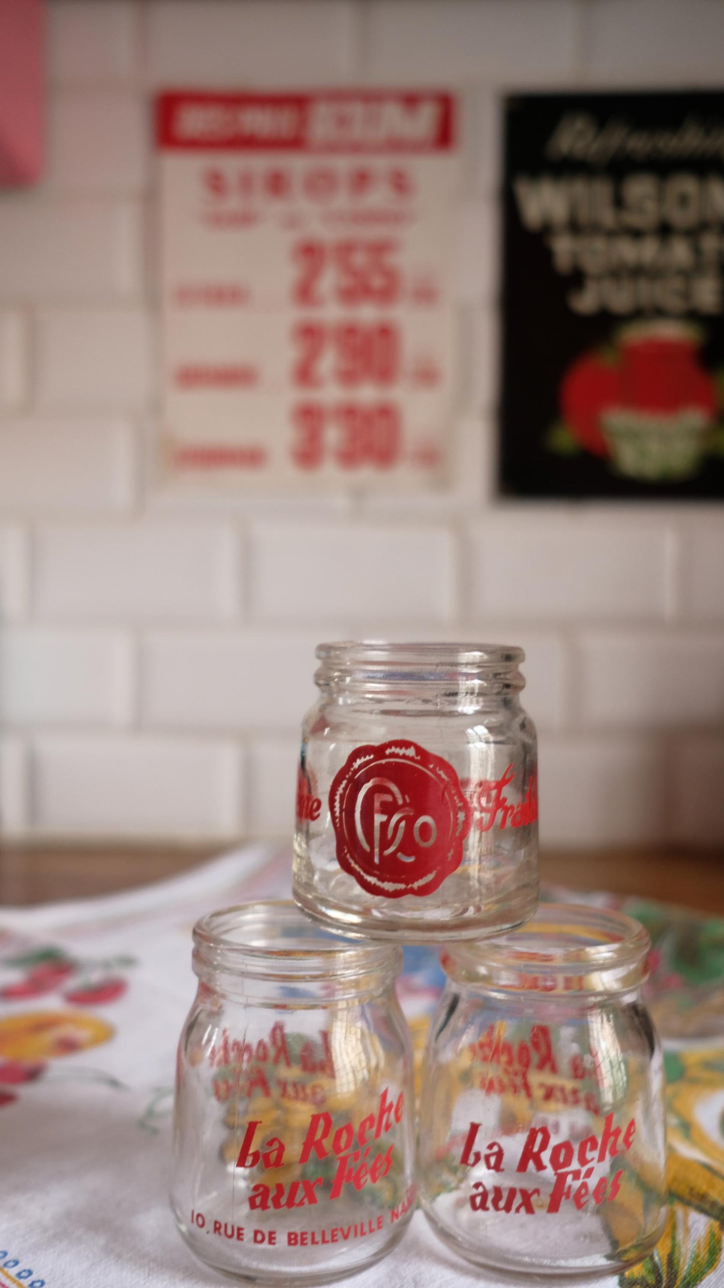 Lot de trois pots de yahourt vintage en verre