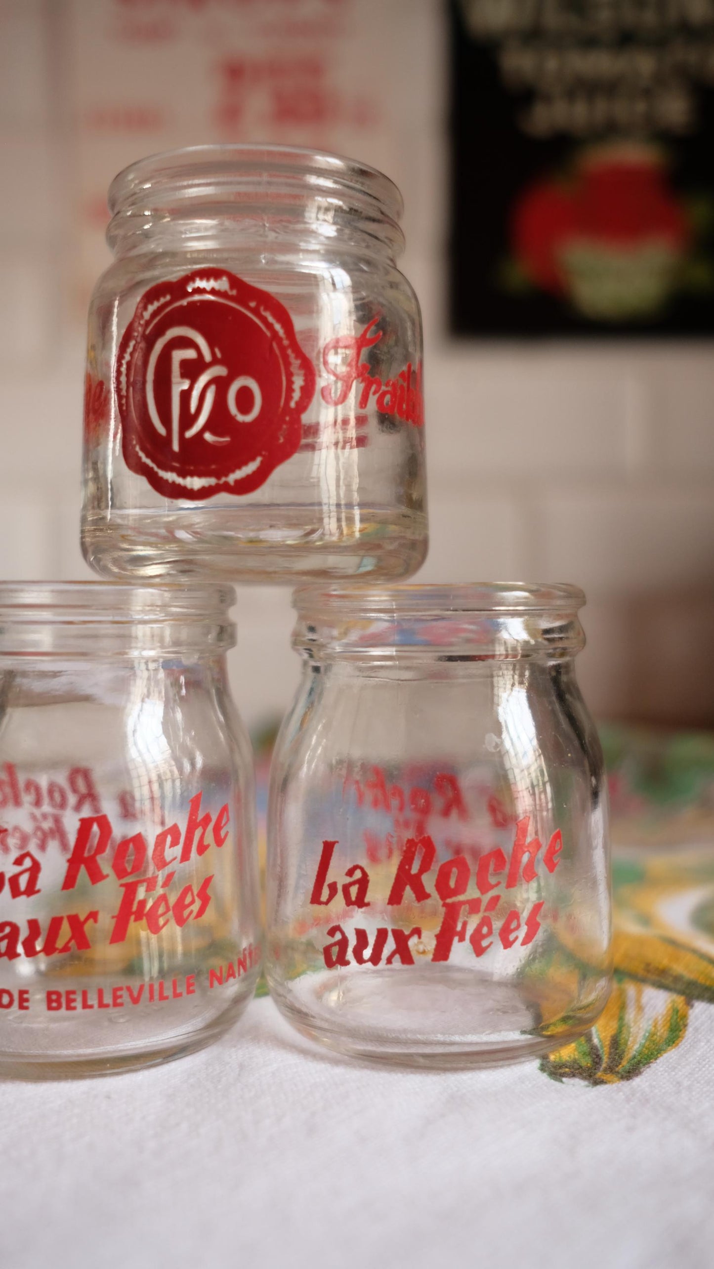 Lot de trois pots de yahourt vintage en verre