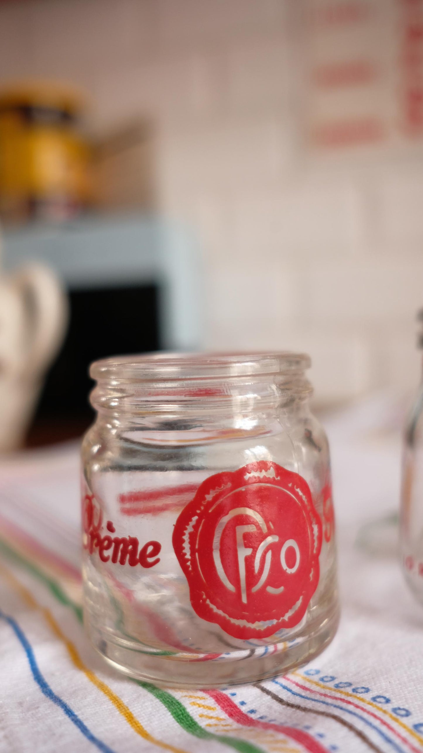 Lot de trois pots de yahourt vintage en verre