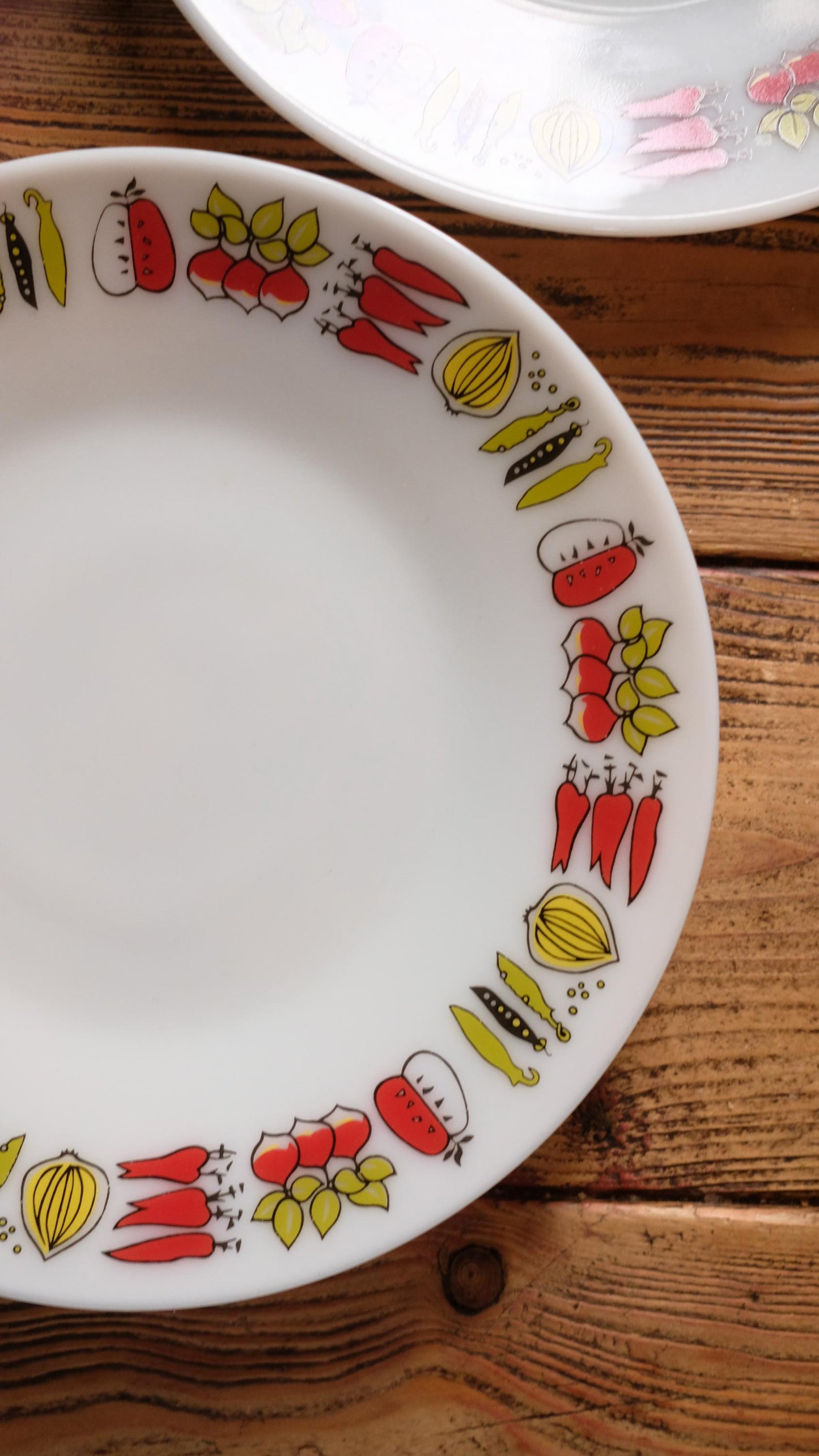 Lot de deux grandes assiettes Jaj Pyrex made in England