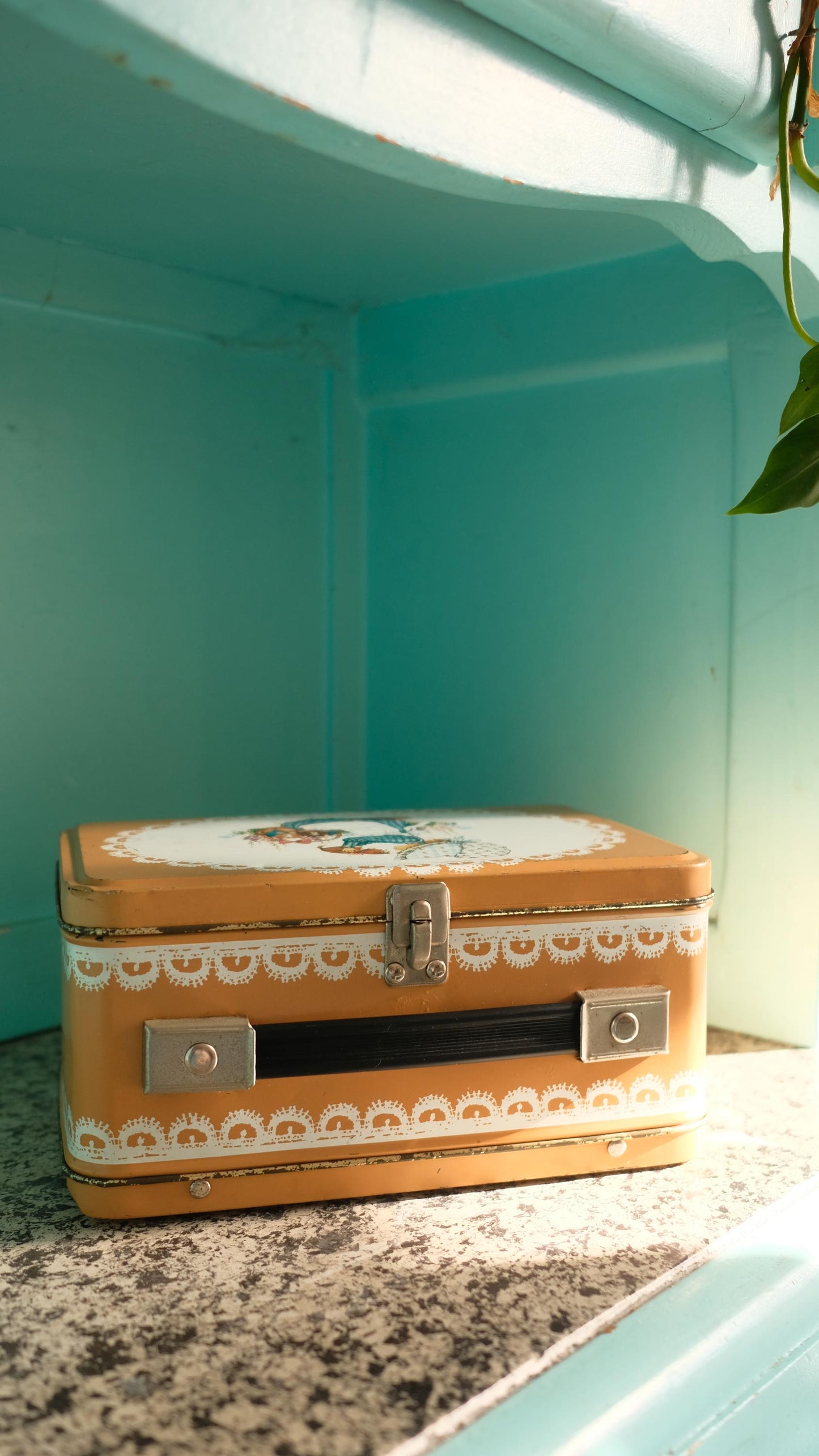 Valisette/ Lunchbox vintage en métal Miss Petticoat