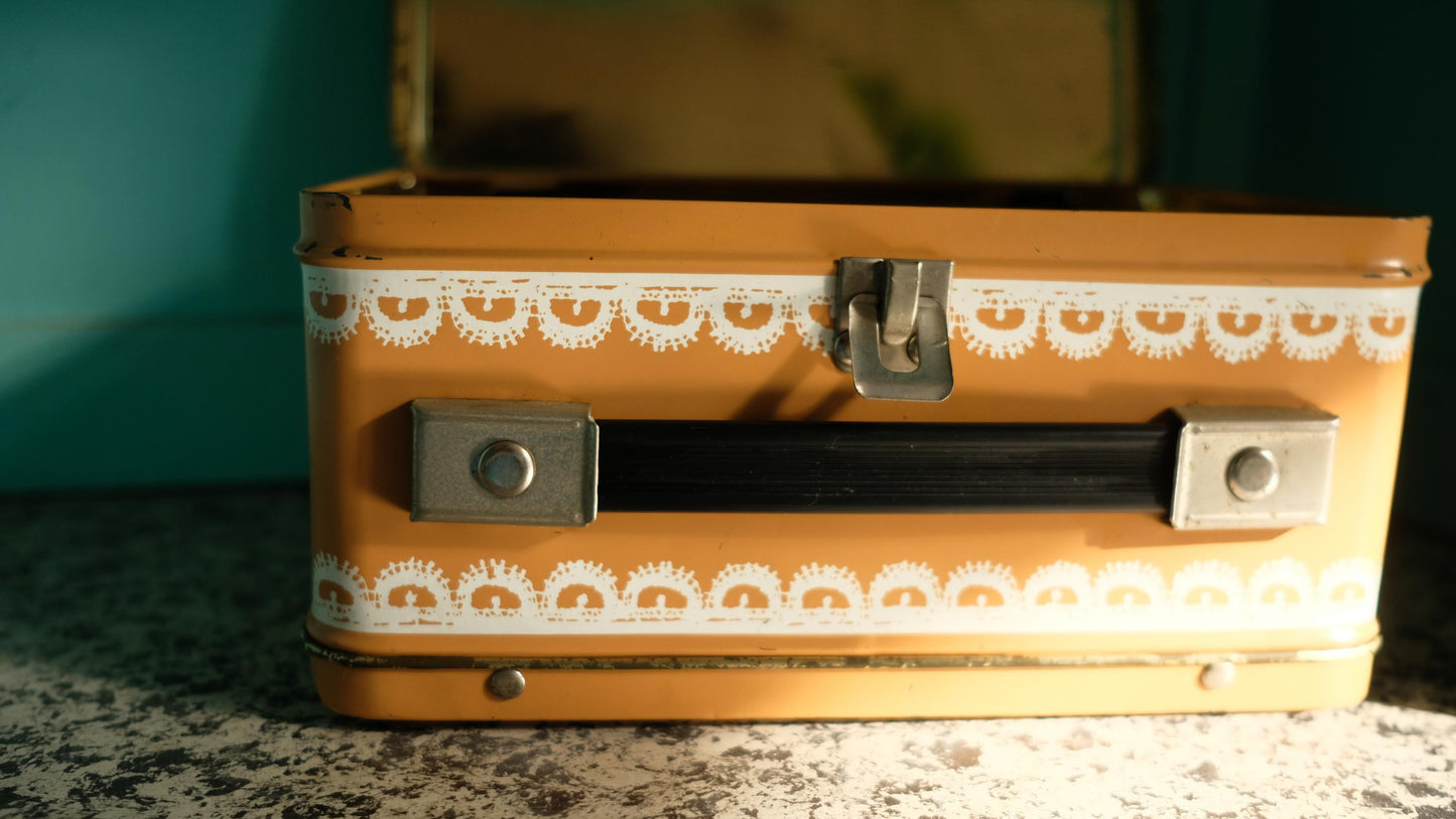Valisette/ Lunchbox vintage en métal Miss Petticoat