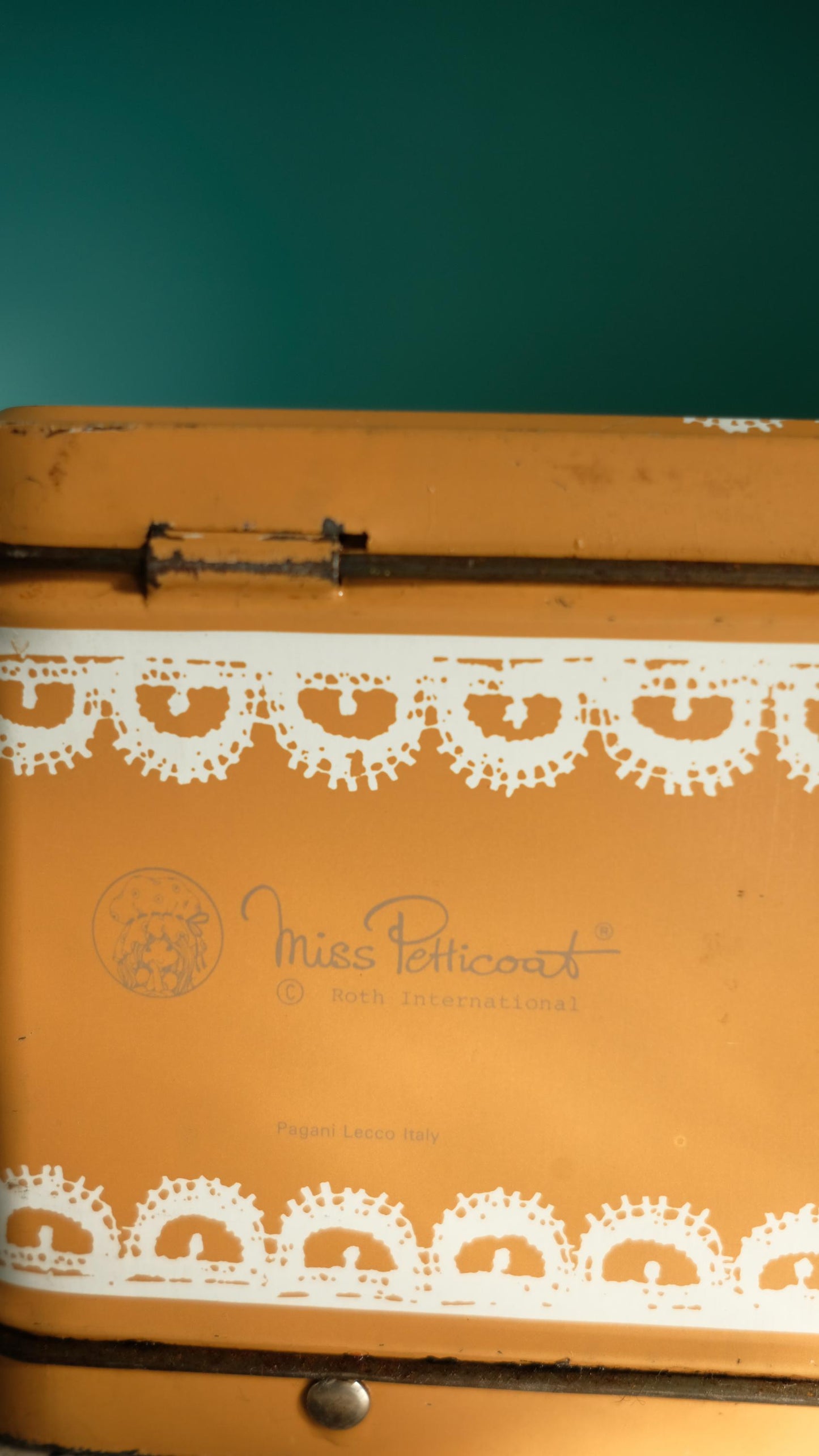 Valisette/ Lunchbox vintage en métal Miss Petticoat