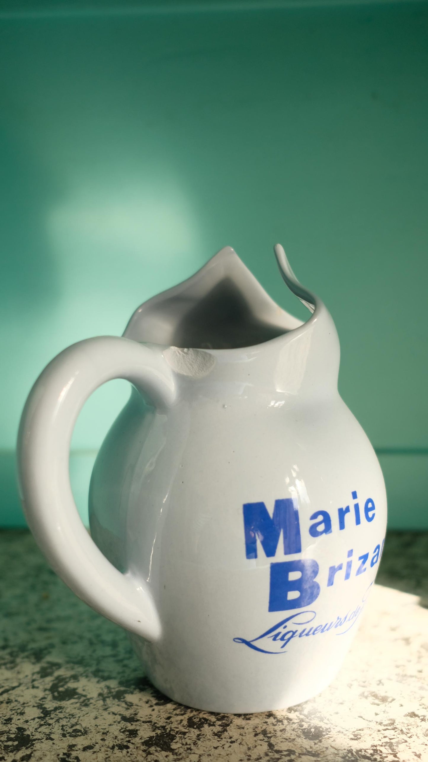 Pichet publicitaire Marie Brizard vintage Digoin Sarreguemines