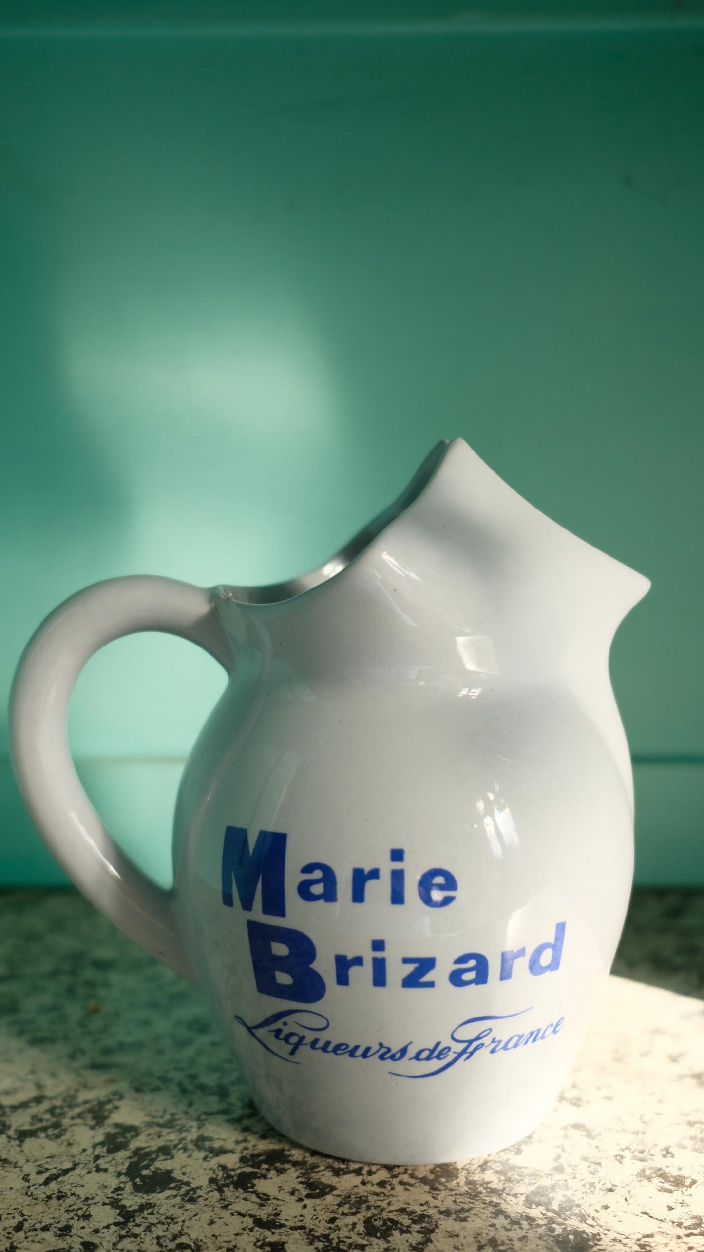 Pichet publicitaire Marie Brizard vintage Digoin Sarreguemines