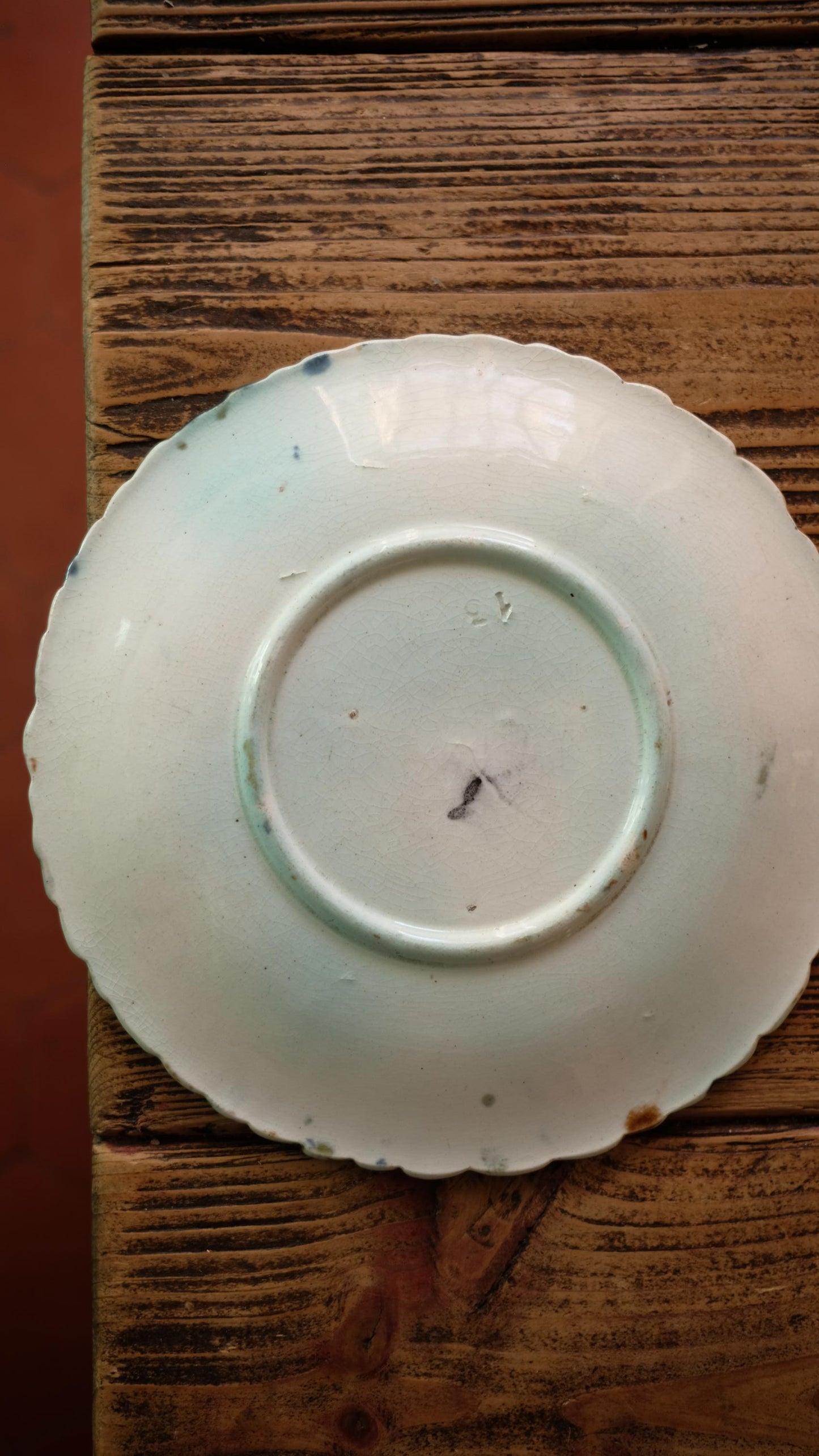 Assiette vintage en barbotine majolique