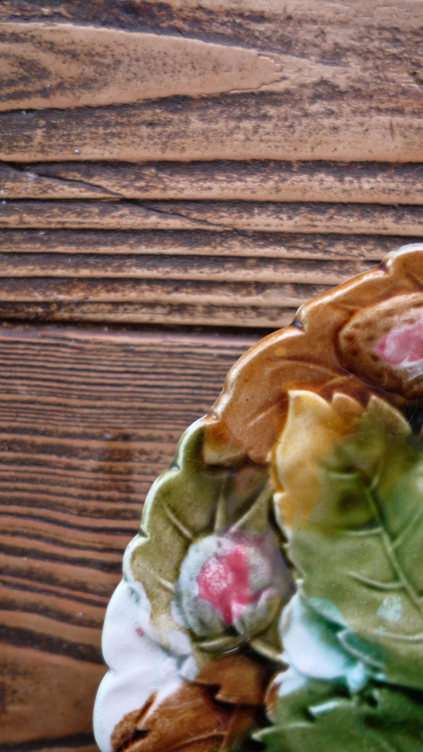 Assiette vintage en barbotine majolique