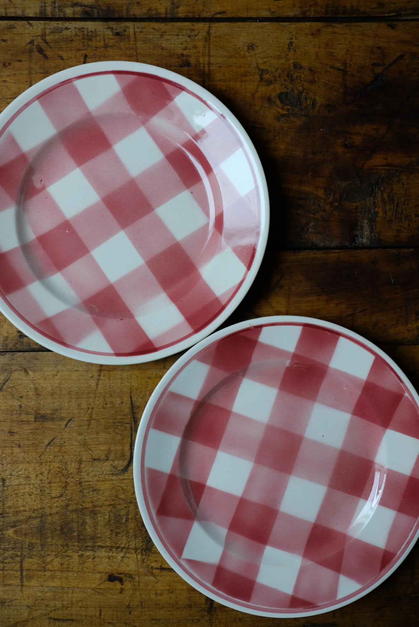 Lot de deux assiettes à carreaux