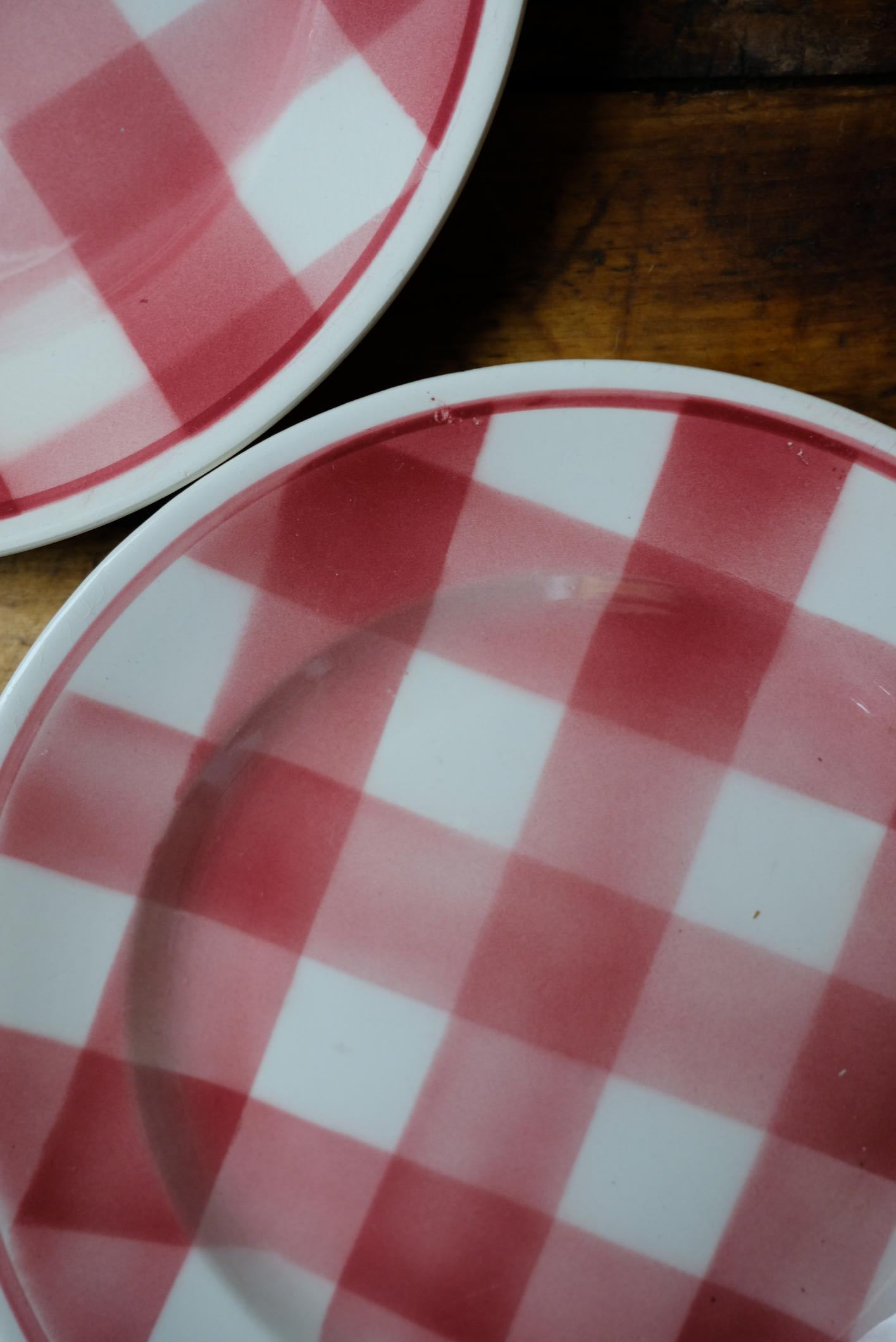 Lot de deux assiettes à carreaux