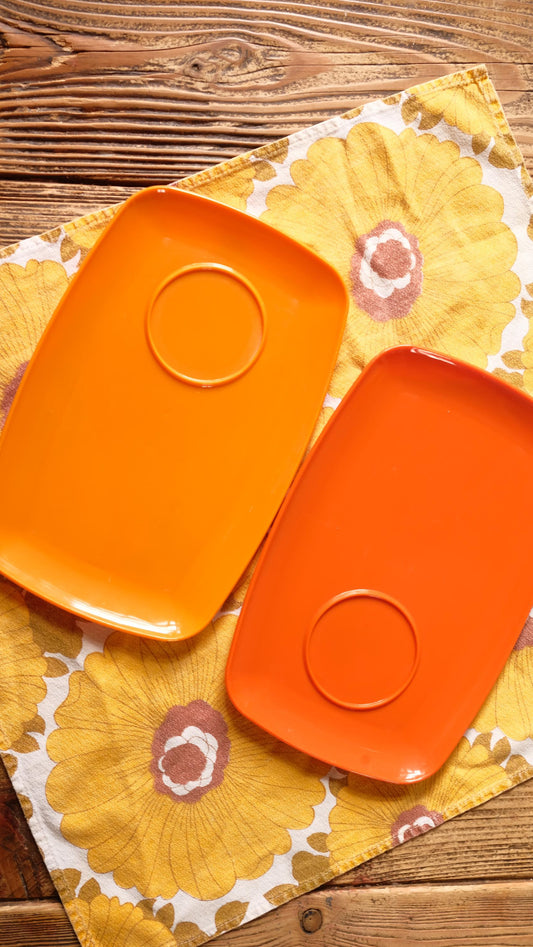 Lot de deux plateaux vintage DBP Antwerp plastic