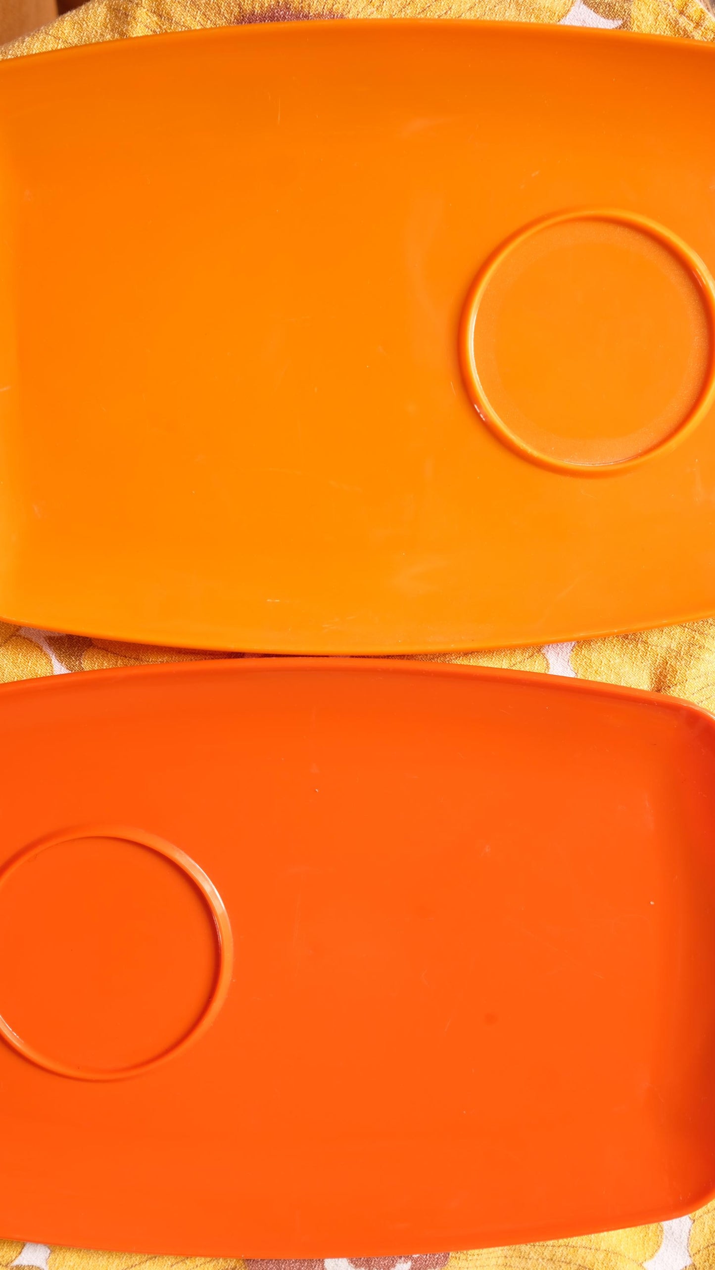 Lot de deux plateaux vintage DBP Antwerp plastic