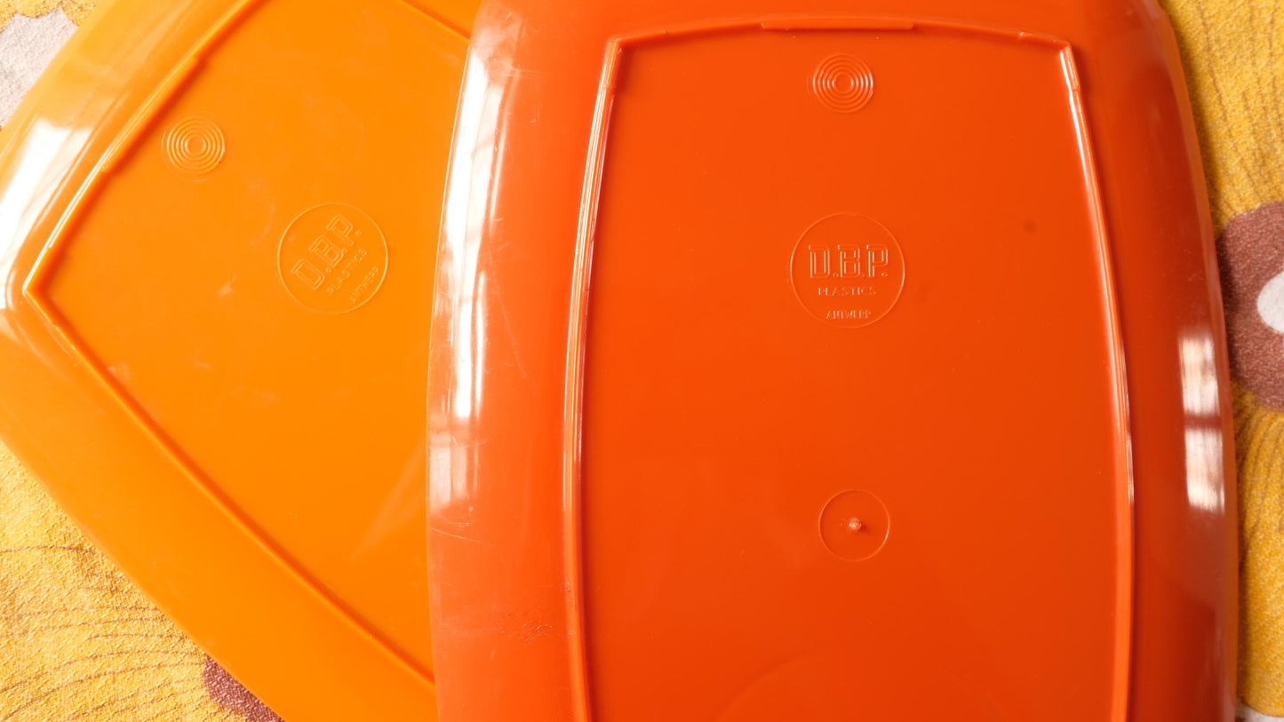 Lot de deux plateaux vintage DBP Antwerp plastic