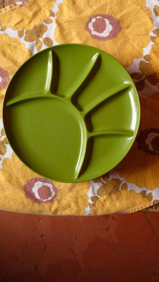 Lot de cinq assiettes en mélaminé vintage Coraline made in France