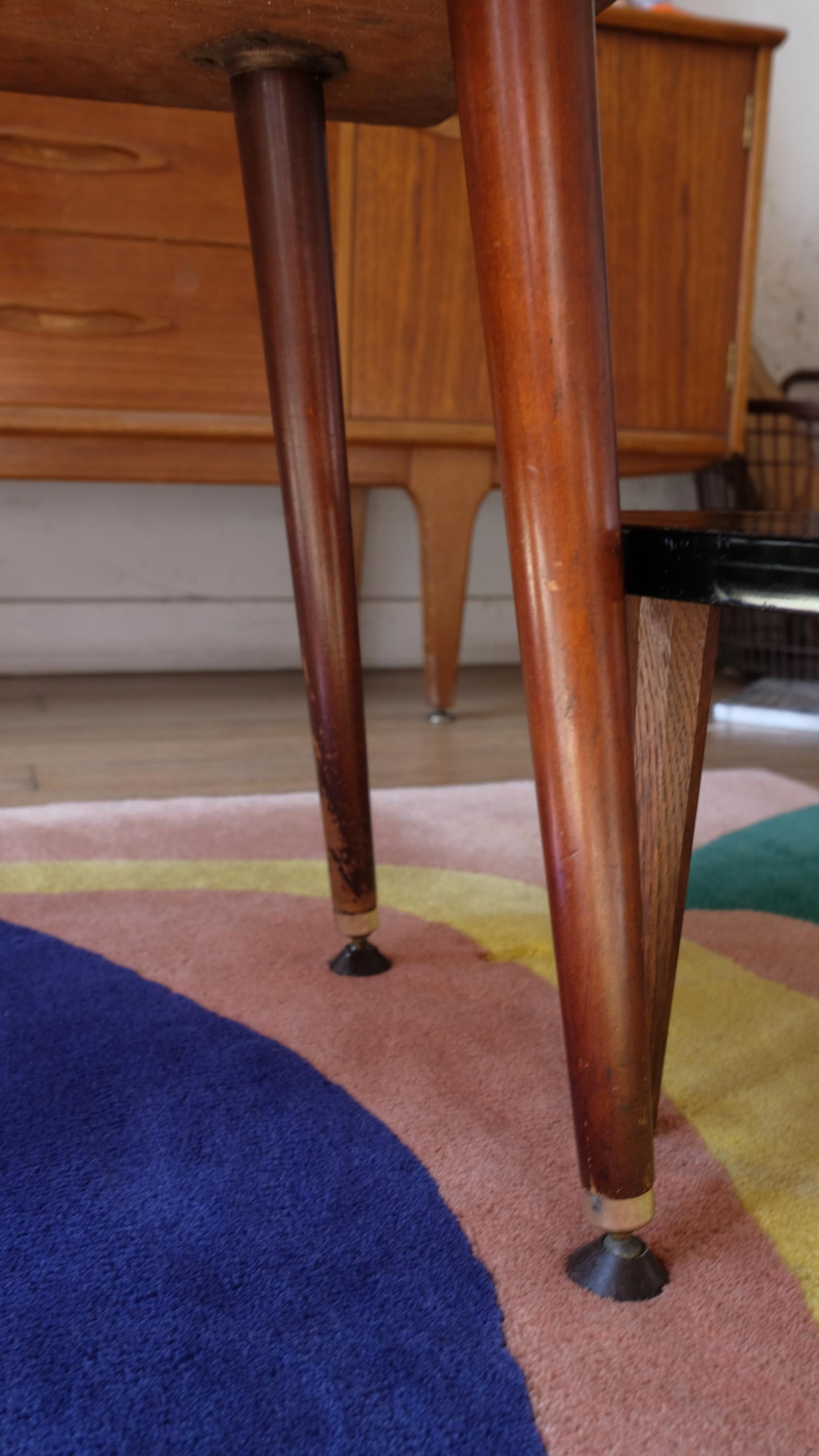 Table basse pieds compas vintage style mid-century en bois et formica