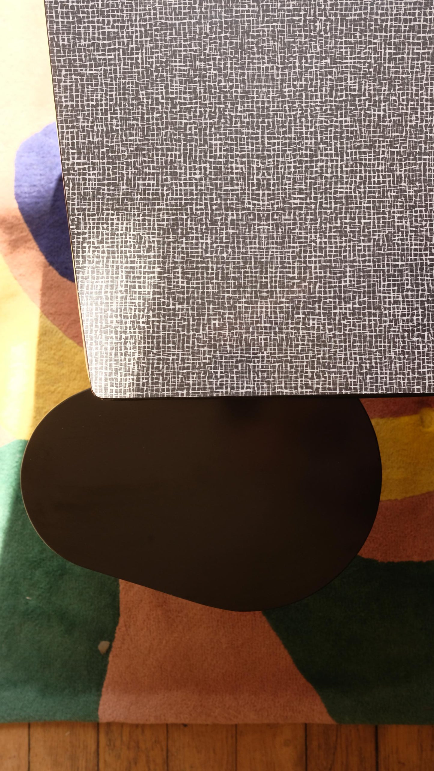 Table tripode vintage en formica noir