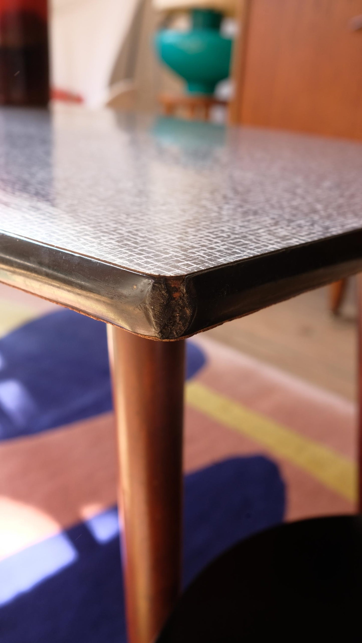Table basse pieds compas vintage style mid-century en bois et formica