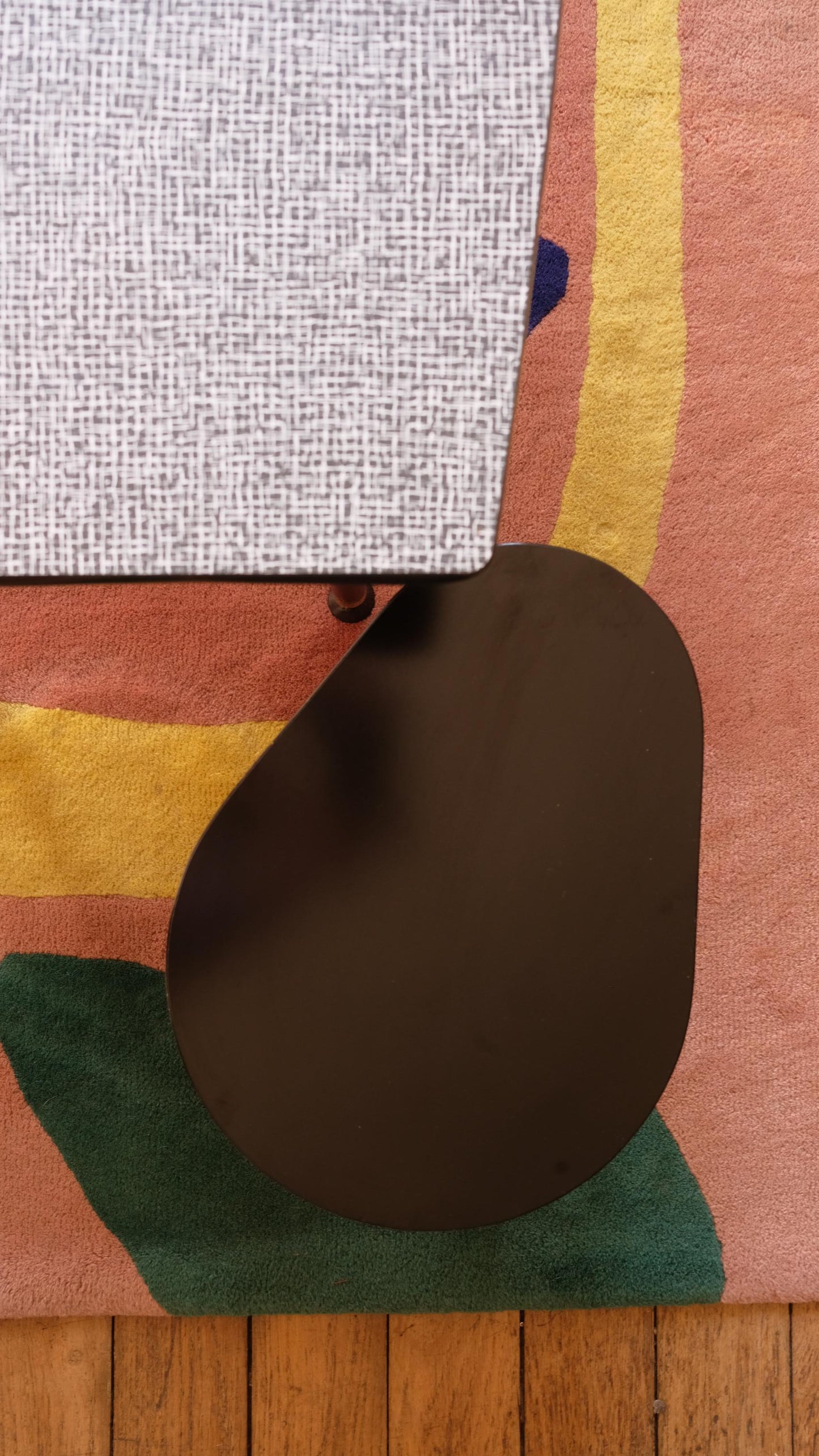 Table tripode vintage en formica noir