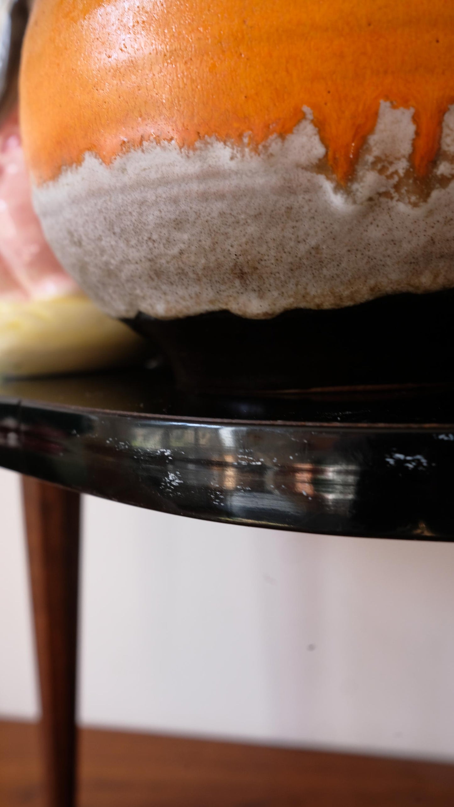 Table tripode vintage en formica noir