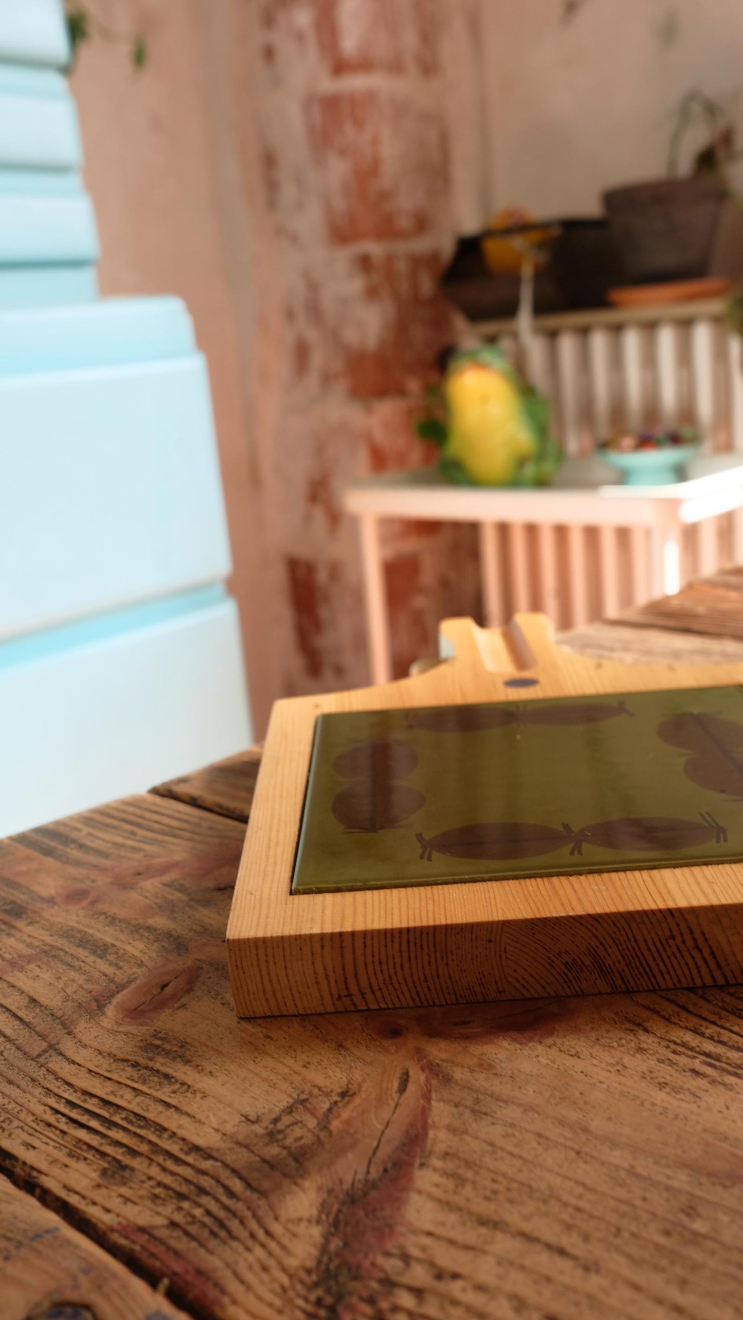 Planche apéritive vintage en bois et céramique