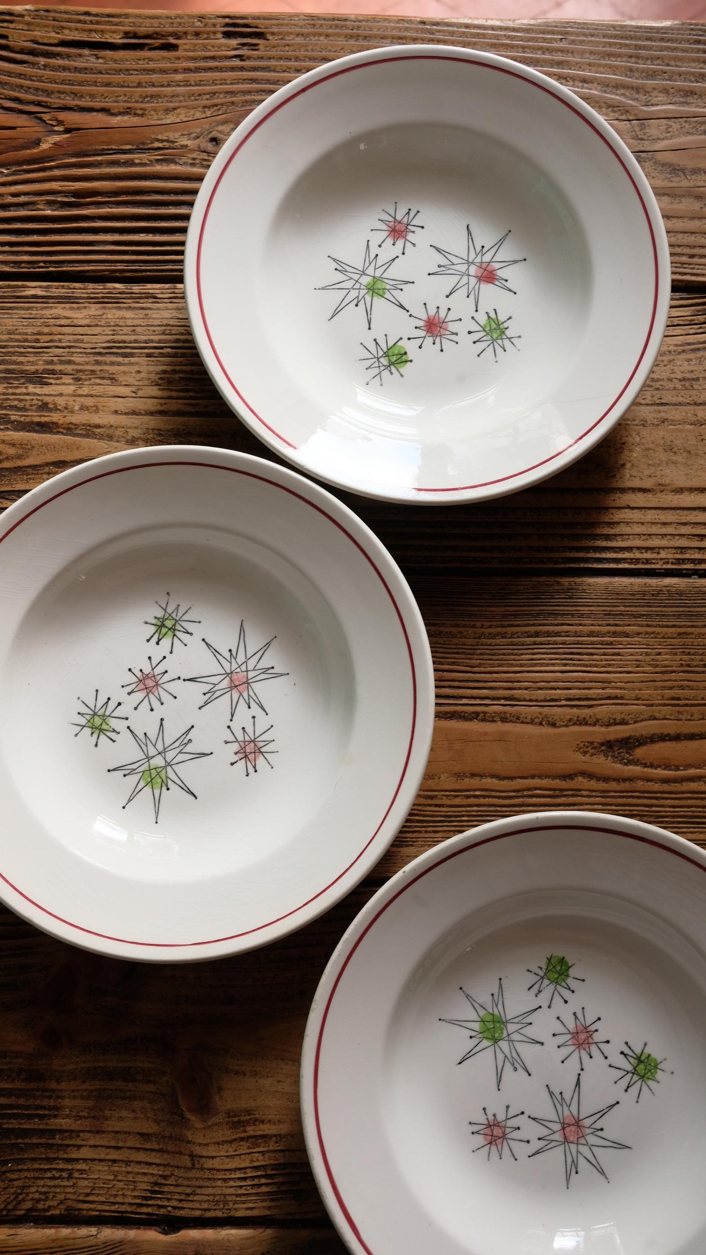 Lot de trois assiettes creuses vintage Gien Marie Claude, style Starbust
