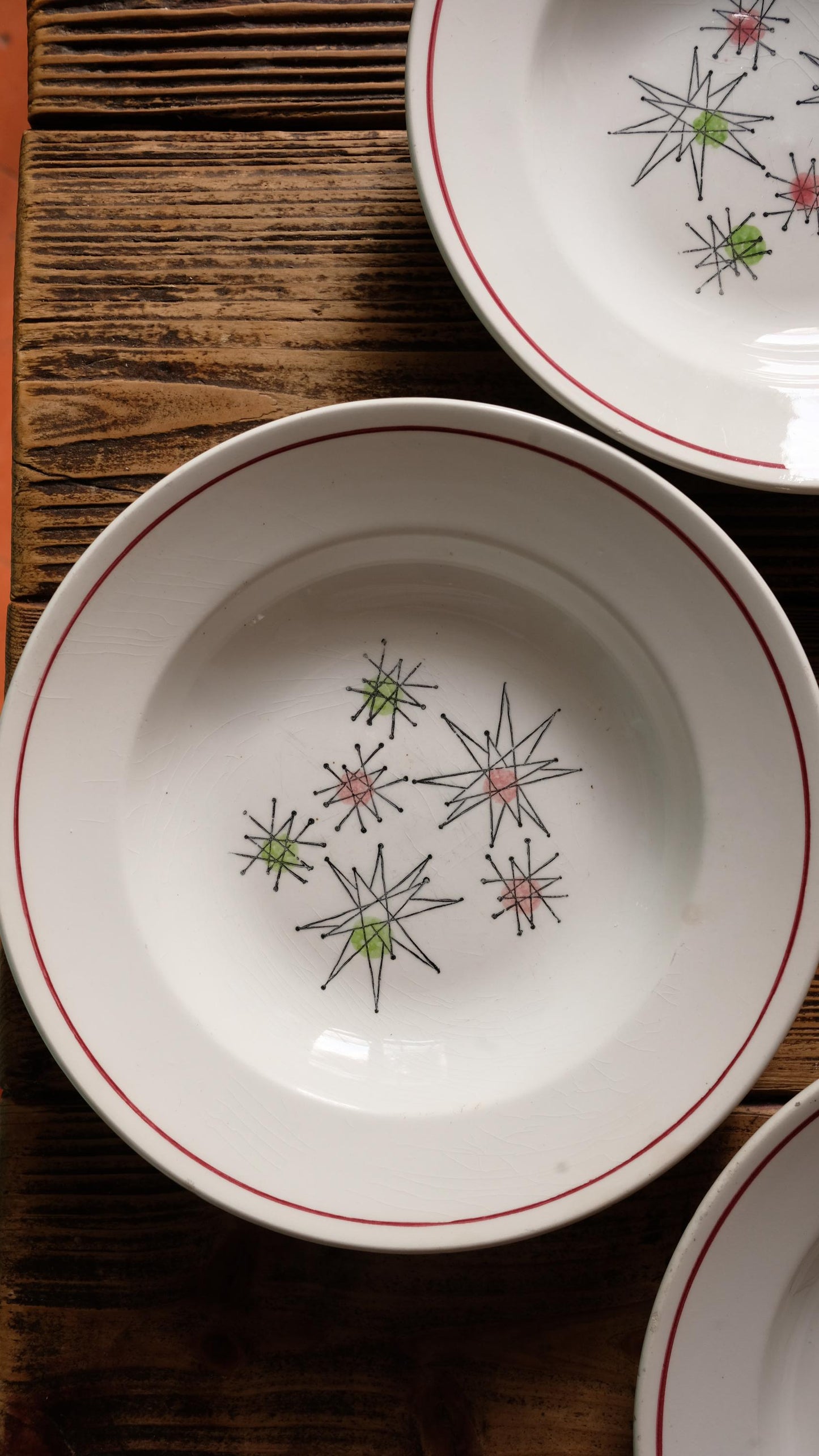 Lot de trois assiettes creuses vintage Gien Marie Claude, style Starbust