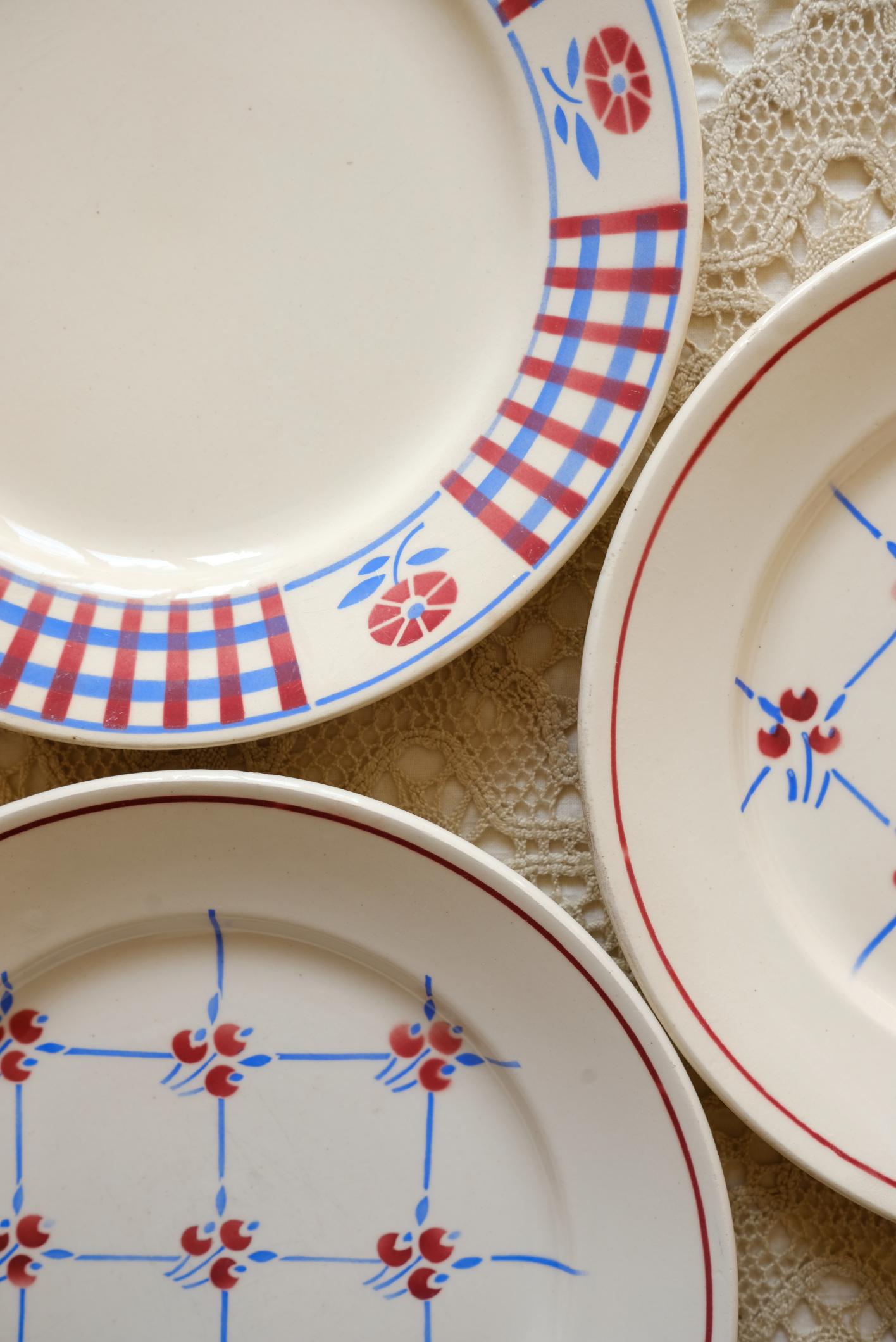 Sélection d'assiettes rouges et bleues