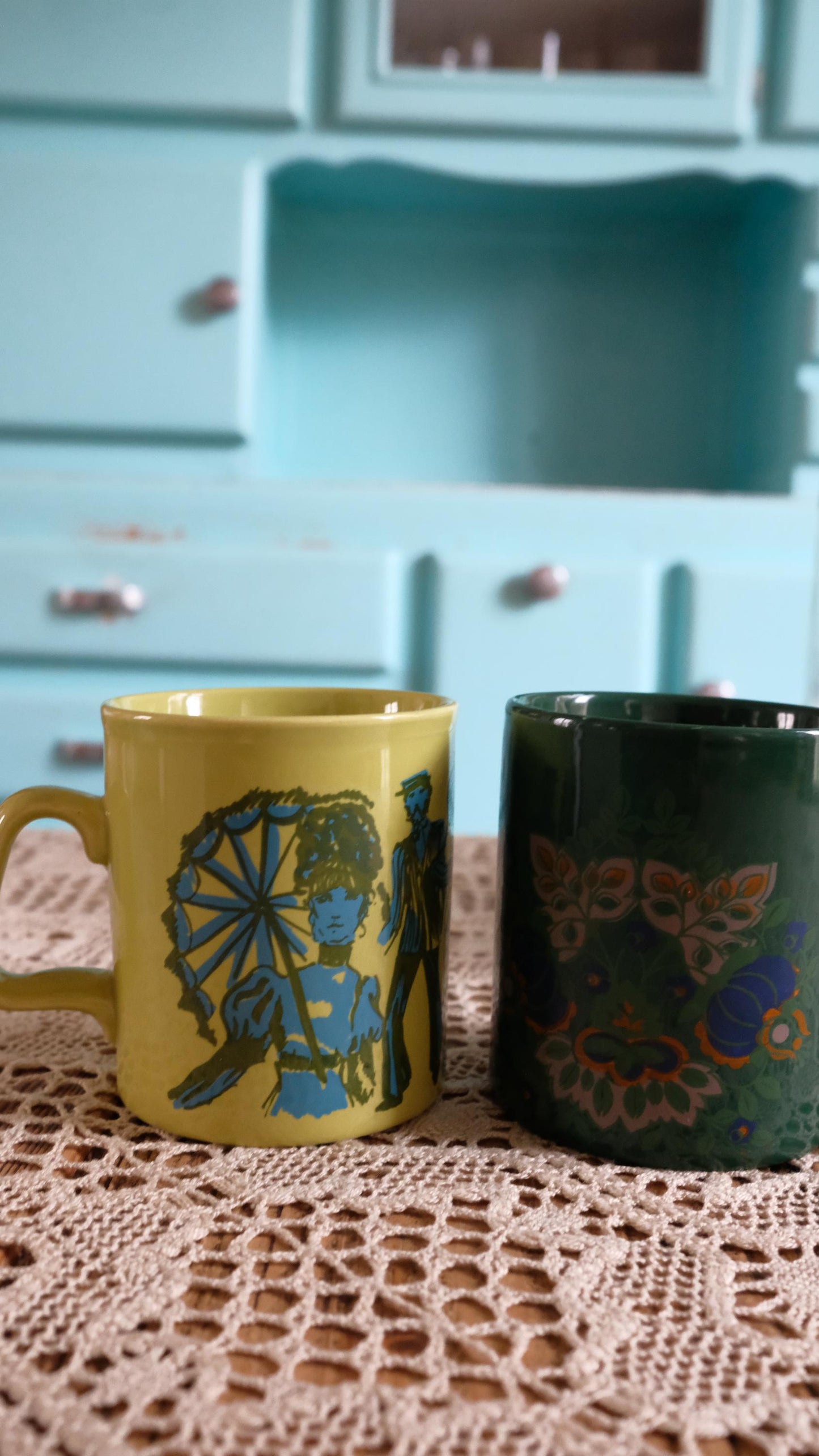 Lot de deux mugs Staffordshire made in England vintage