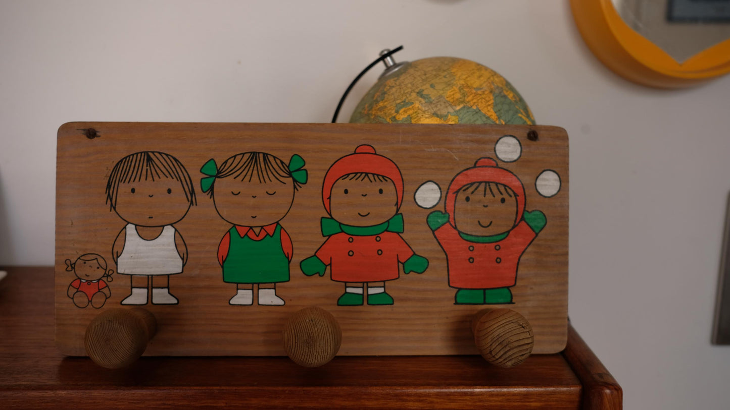 Patères en bois vintage illustrée par Dick Bruna