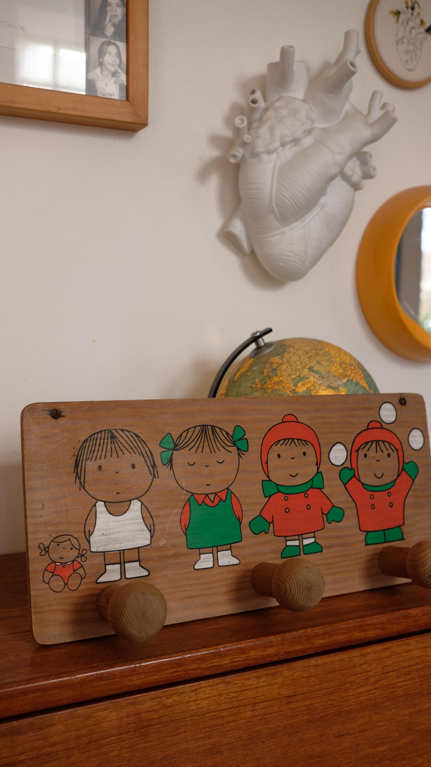 Patères en bois vintage illustrée par Dick Bruna