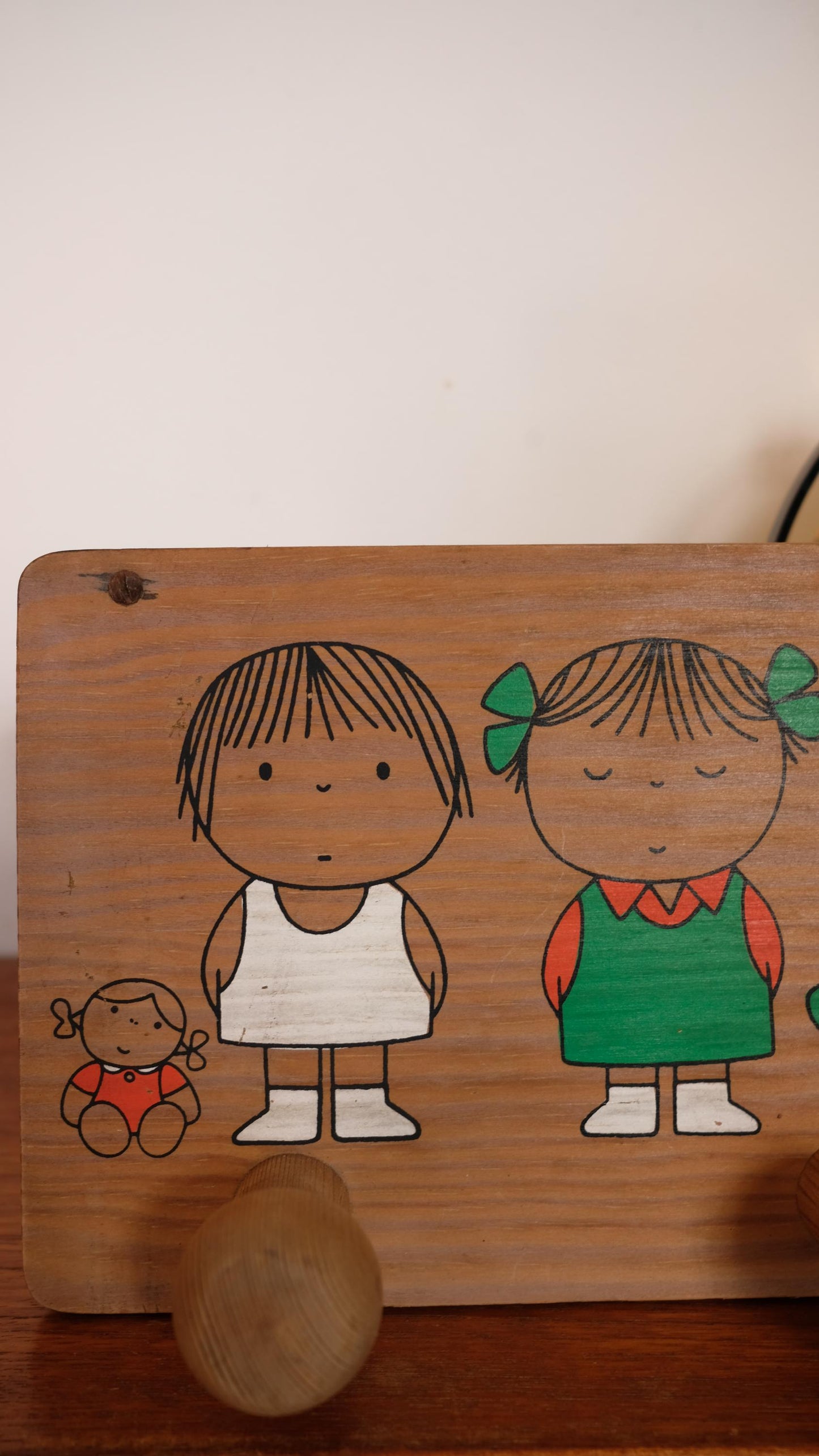Patères en bois vintage illustrée par Dick Bruna