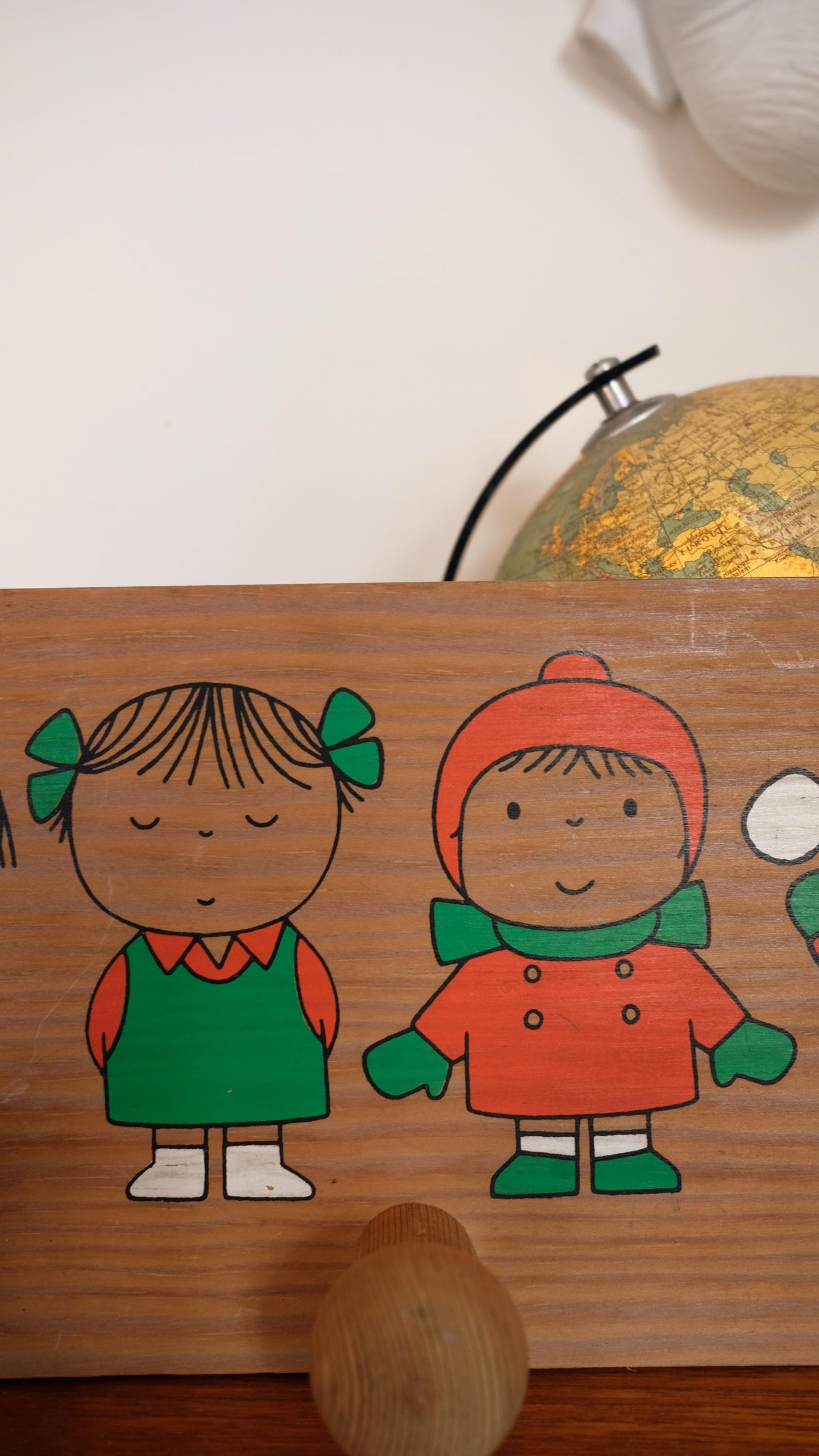 Patères en bois vintage illustrée par Dick Bruna