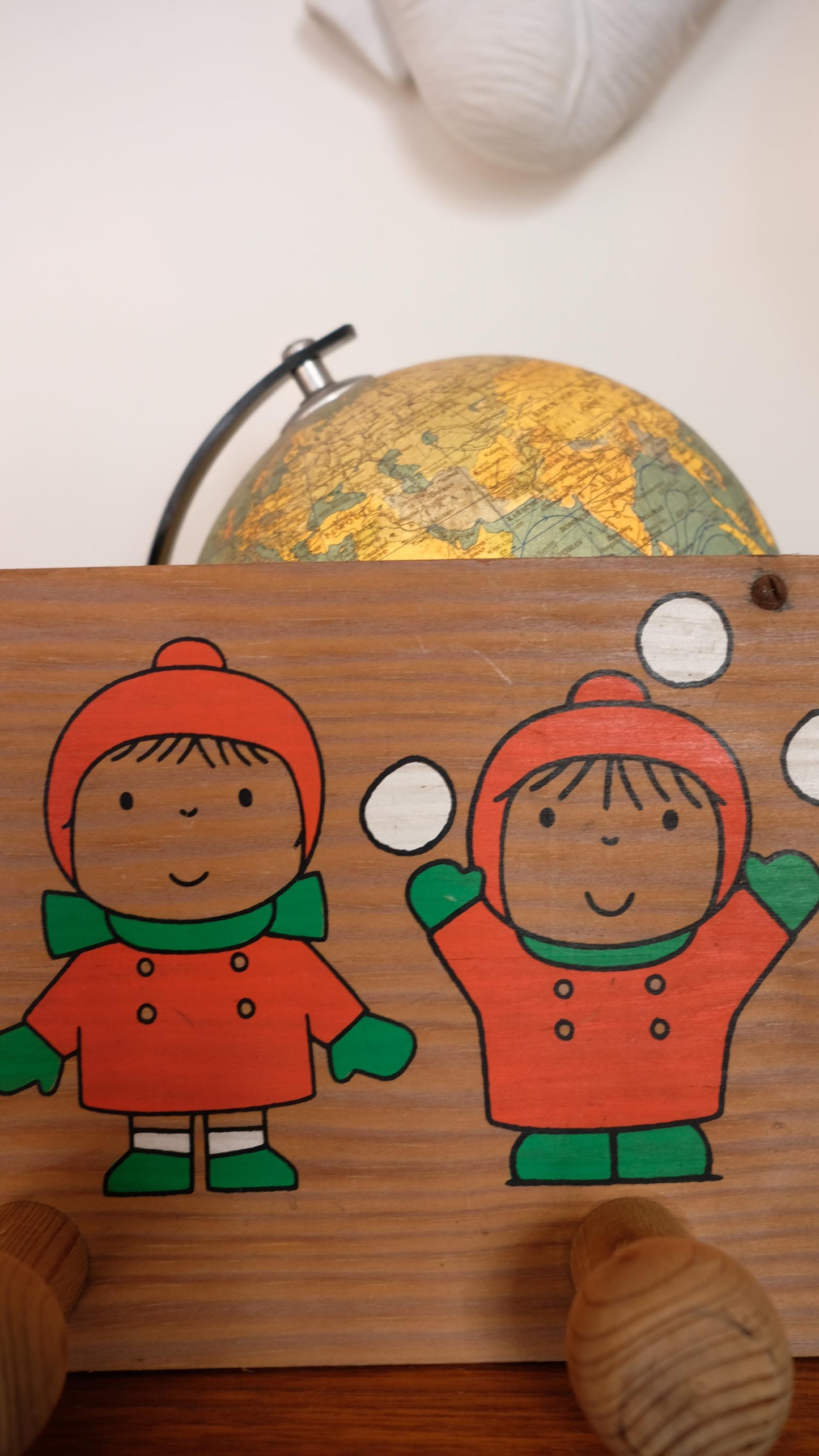 Patères en bois vintage illustrée par Dick Bruna