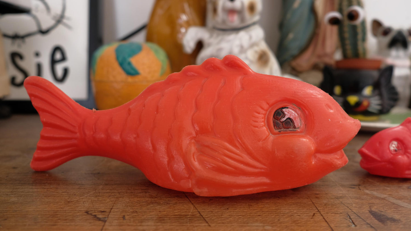 Lot de deux poissons vintage en plastique