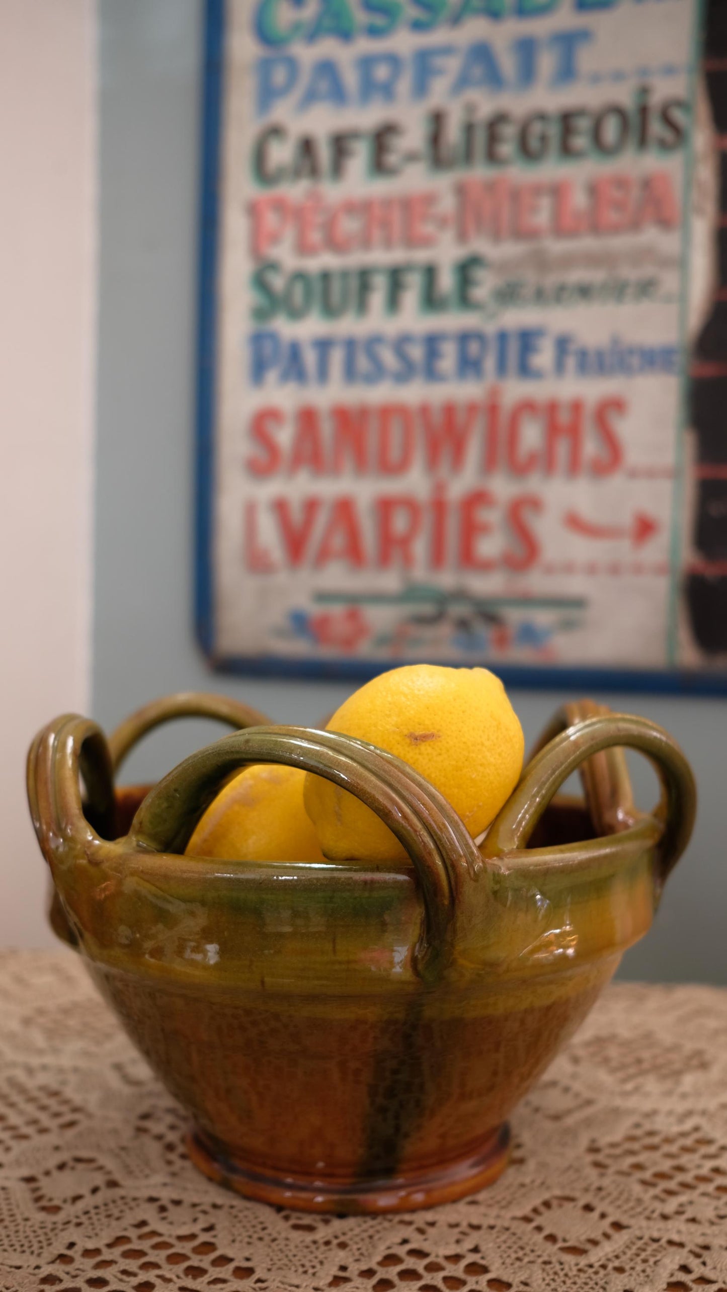 Coupe de fruit vintage en terre cuite vernissée