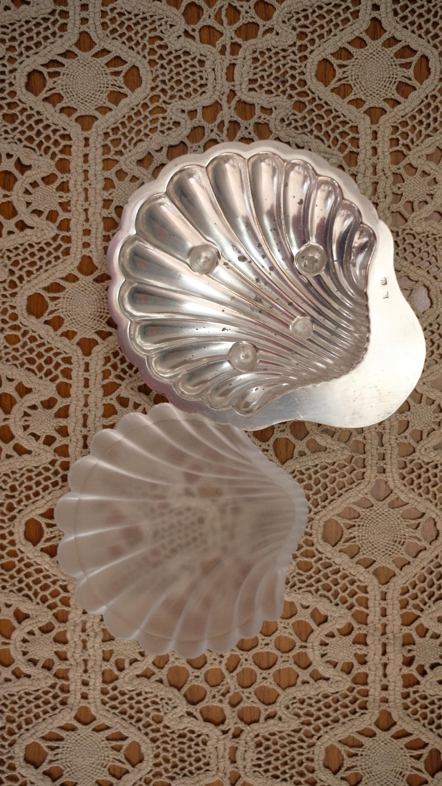 Beurrier coquille vintage en métal argenté et verre givré