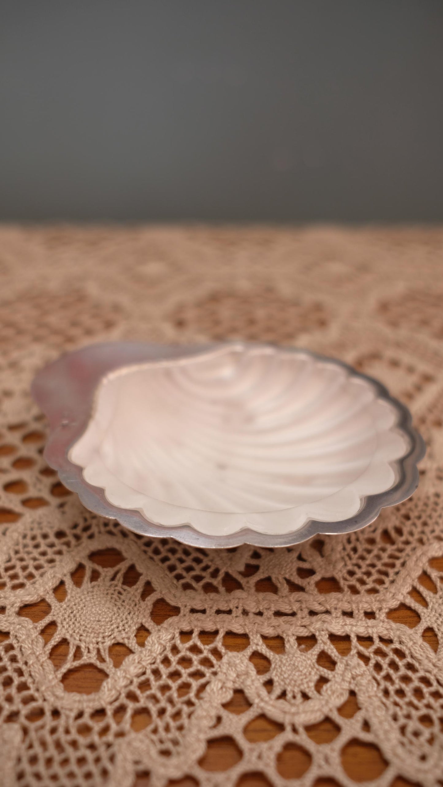 Beurrier coquille vintage en métal argenté et verre givré