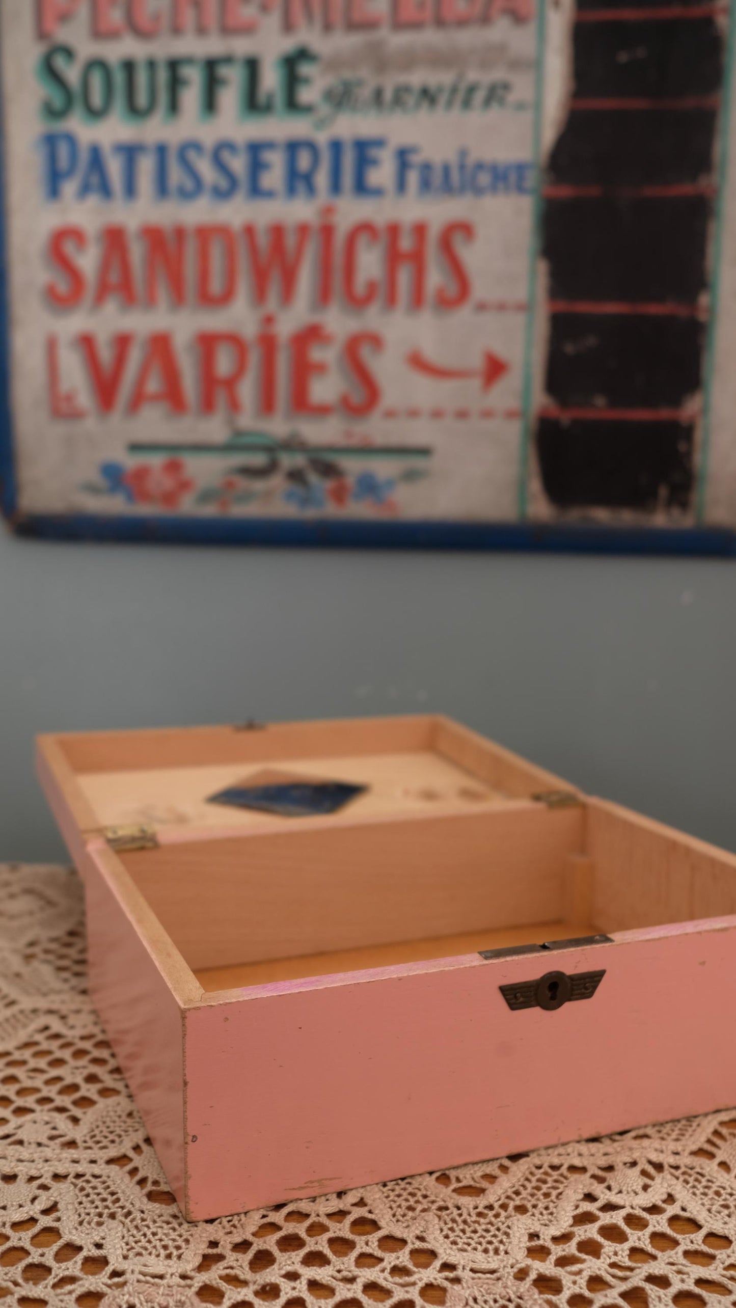 Boîte en bois peint vintage