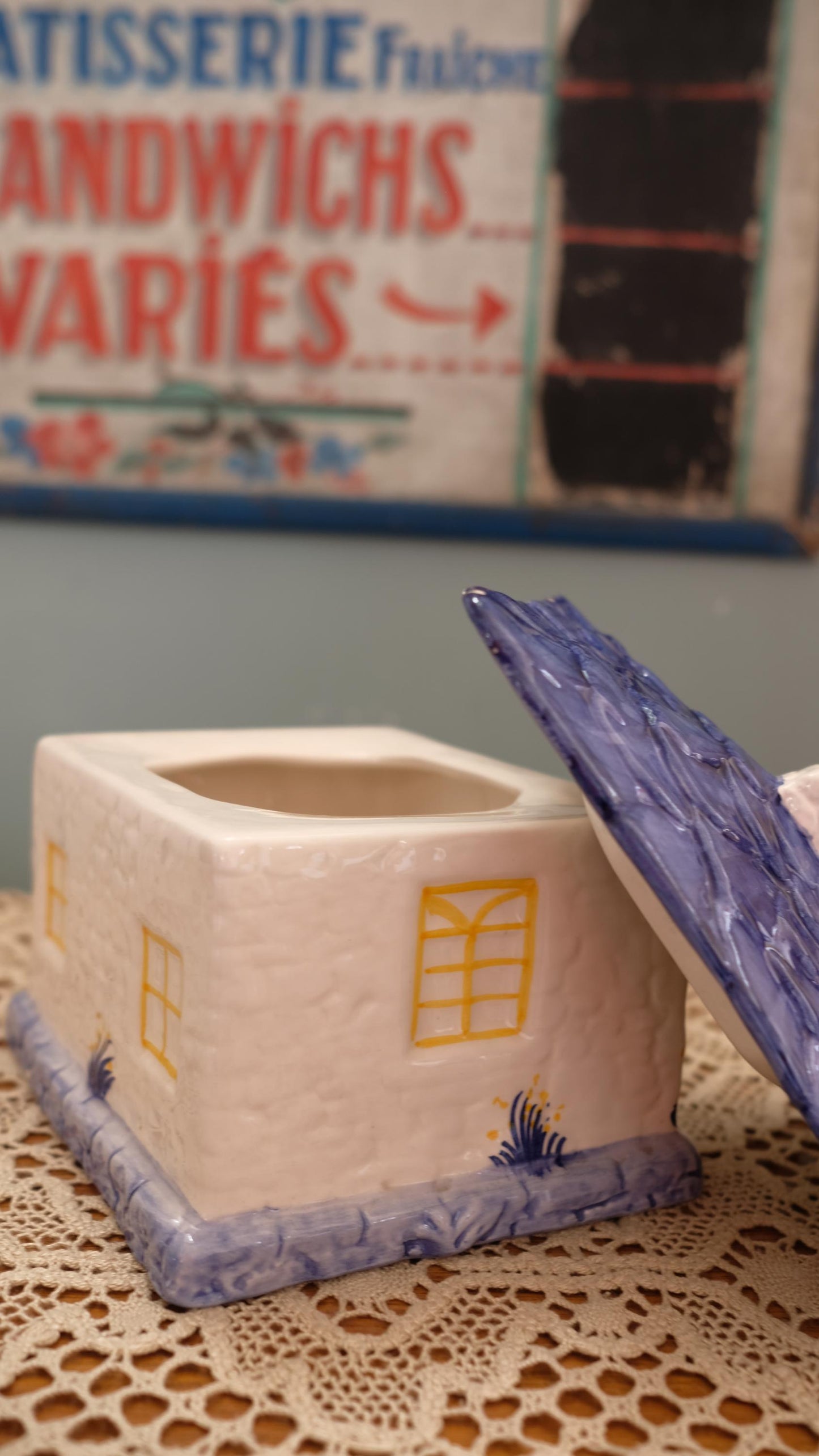 Boîte à biscuits vintage en forme de maison